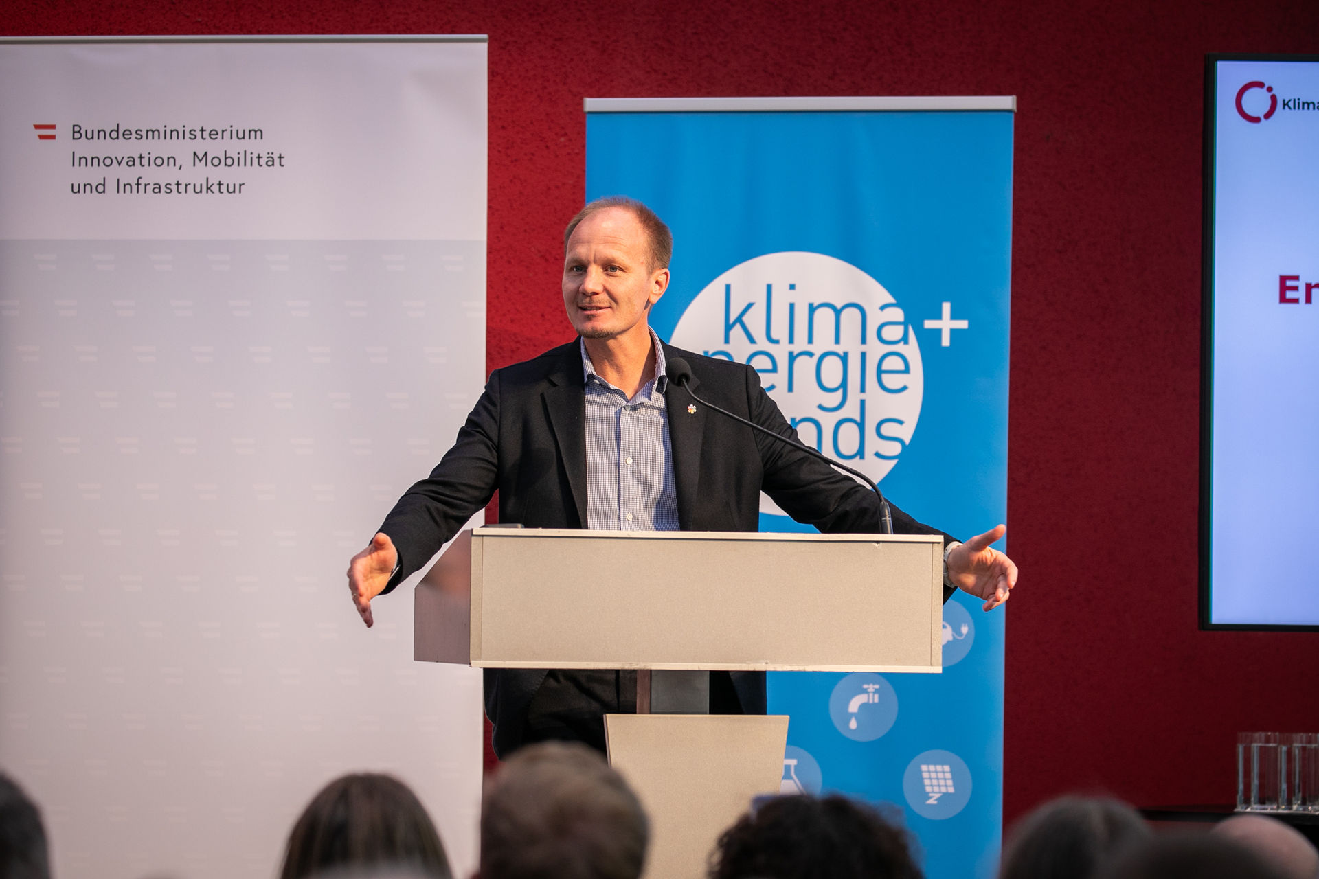 Gemeinsam in Richtung Klimaneutralität: VertreterInnen der 47 Pionierstädte Österreichs trafen sich im November in Innsbruck zur Jahreskonferenz „Klimaneutrale Stadt”. Bürgermeister Johannes Anzengruber, Stadträtin Janine Bex, Magistratsdirektorin Gabriele Herlitschka und Marcus Maier (Projektleitung "Mission: Klimaneutrale Stadt“) nahmen an der Veranstaltung mit dem Motto „Gemeinsam erfolgreiche Wege weitergehen” teil. Die Herausforderungen bleiben groß: die Themen Mobilität, Energie, Quartiersentwicklung, BürgerInnenbeteiligung sowie der Ausbau von Strukturen und Kompetenzen standen im Mittelpunkt des Austausches. Alle Informationen zu den teilnehmenden Städten: https://klimaneutralestadt.at/de/initiativen/pionierstaedte/