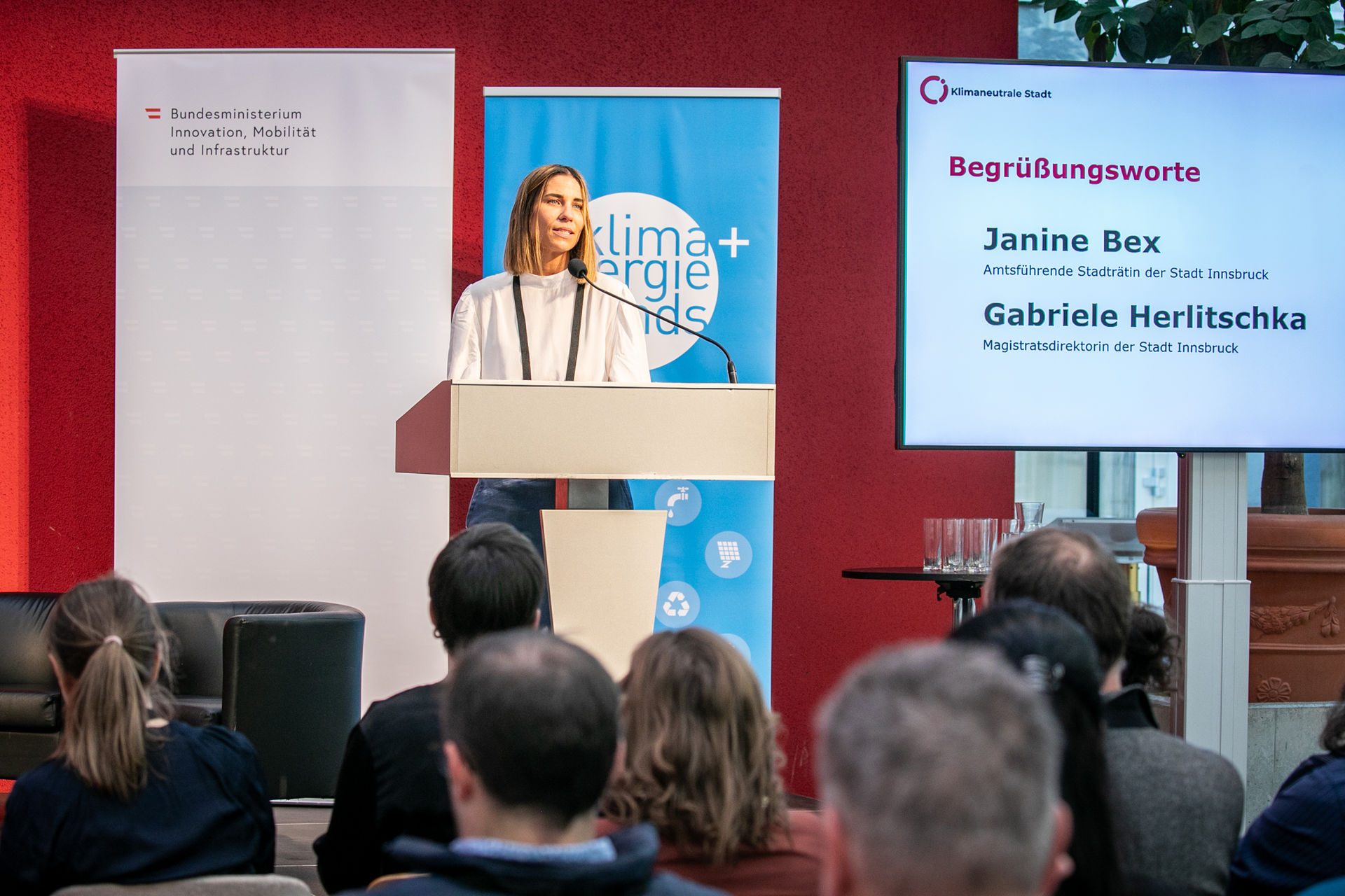 Gemeinsam in Richtung Klimaneutralität: VertreterInnen der 47 Pionierstädte Österreichs trafen sich im November in Innsbruck zur Jahreskonferenz „Klimaneutrale Stadt”. Bürgermeister Johannes Anzengruber, Stadträtin Janine Bex, Magistratsdirektorin Gabriele Herlitschka und Marcus Maier (Projektleitung "Mission: Klimaneutrale Stadt“) nahmen an der Veranstaltung mit dem Motto „Gemeinsam erfolgreiche Wege weitergehen” teil. Die Herausforderungen bleiben groß: die Themen Mobilität, Energie, Quartiersentwicklung, BürgerInnenbeteiligung sowie der Ausbau von Strukturen und Kompetenzen standen im Mittelpunkt des Austausches. Alle Informationen zu den teilnehmenden Städten: https://klimaneutralestadt.at/de/initiativen/pionierstaedte/