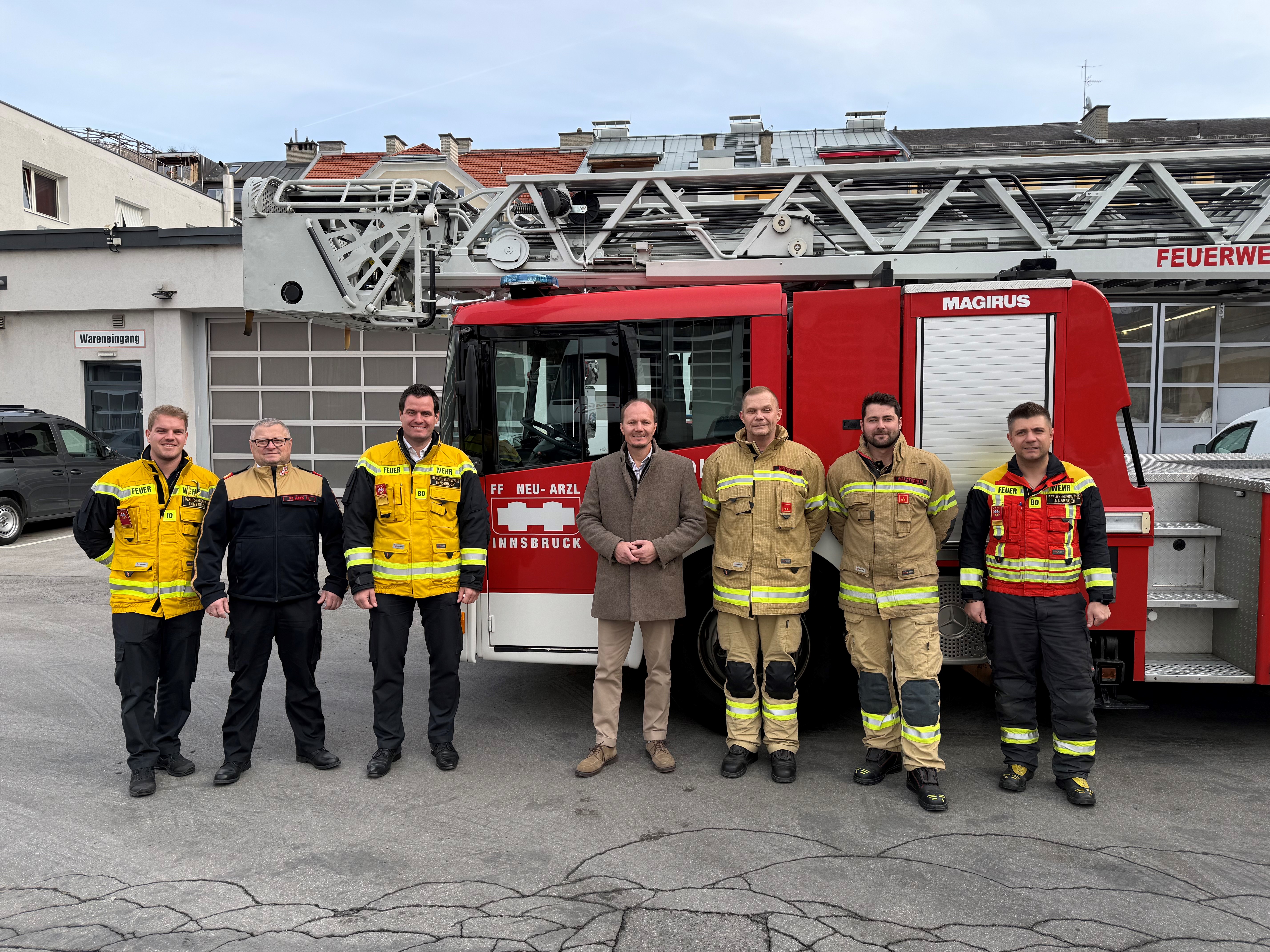 Übergabe der Drehleiter „DL 37“ an die Freiwillige Feuerwehr Neu-Arzl (v. l.): Referatsleiter Manuel Schieferle, Bezirks-Feuerwehrkommandant Helmut Plank, Branddirektor Helmut Hager, Bürgermeister Johannes Anzengruber, Kommandant-Stellvertreter Günther Möltner (FF Neu-Arzl), Kommandant Michael Walzthöni (FF Neu-Arzl) und Bereitschaftsoffizier Marco Eller.