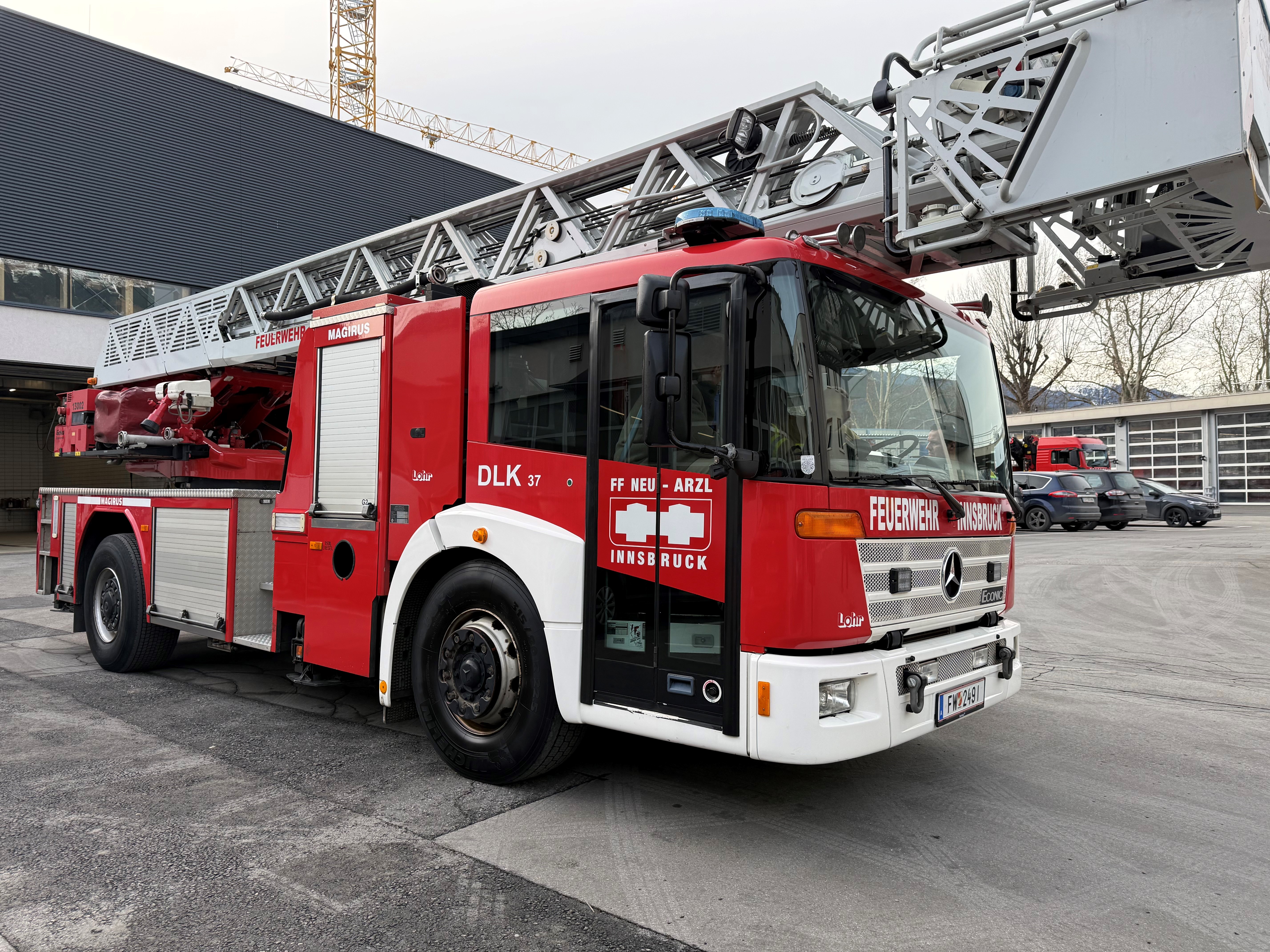 Die neue Drehleiter „DL 37“ ermöglicht Menschenrettungen und Brandbekämpfung in großen Höhen und stärkt die Einsatzfähigkeit der FF Neu-Arzl.