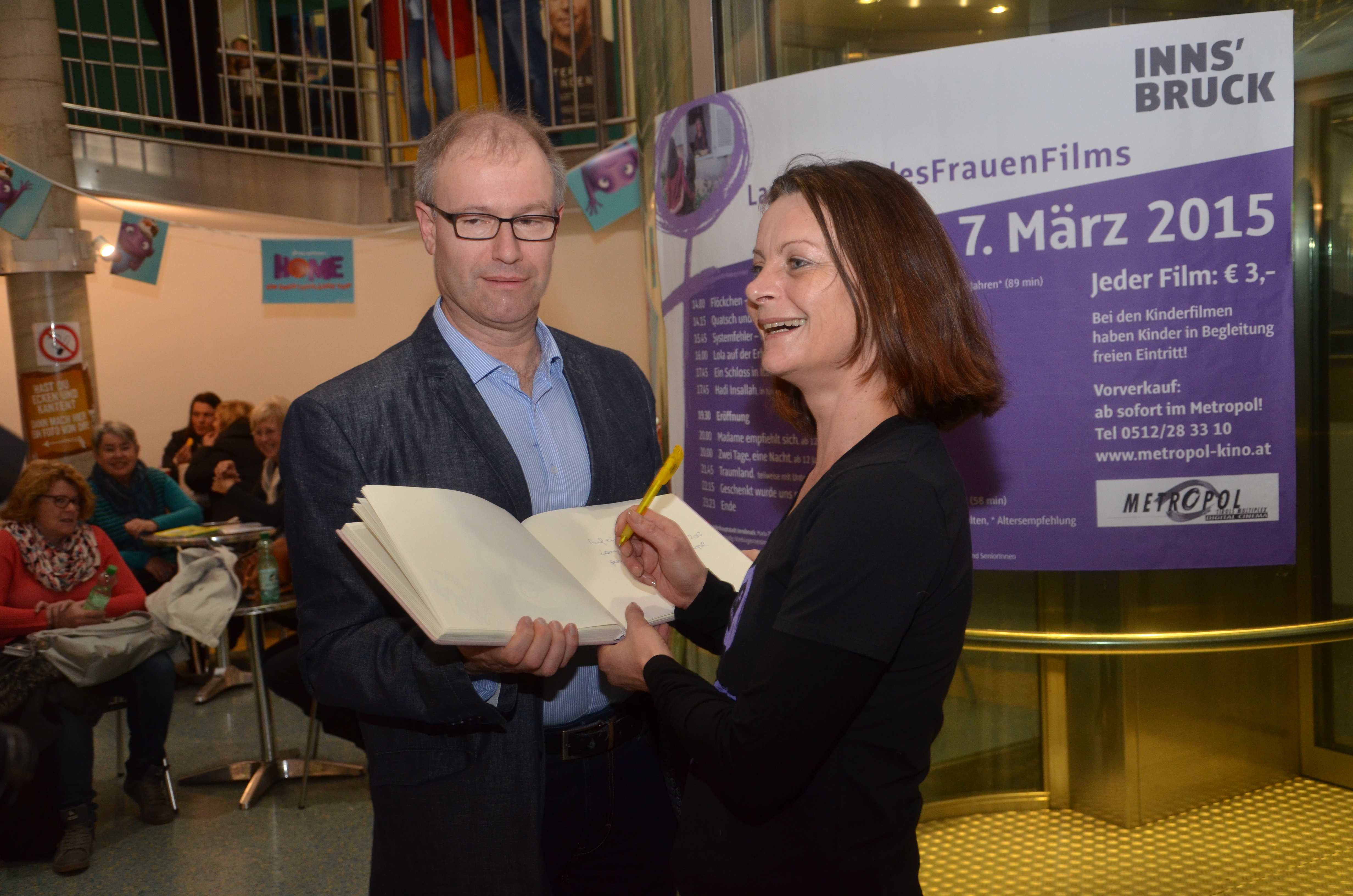 Zum Internationalen Frauentag veranstaltete das Referat Frauen, Familien und SeniorInnen am 07. März wieder die „LangeNachtdesFrauenFilms“ im Innsbrucker Metropol Kino. Offiziell eröffnet wurde der Abend von Vizebürgermeisterin Sonja Pitscheider, Uschi Klee (Leiterin Referat Frauen, Familie und Seniorinnen), Christian Hofer und Patrizia Hueber (beide Metropol Kino Innsbruck). Das vielfältige Programm regte dazu an, über Chancengleichheit und gelebte Gleichberechtigung nachzudenken.
