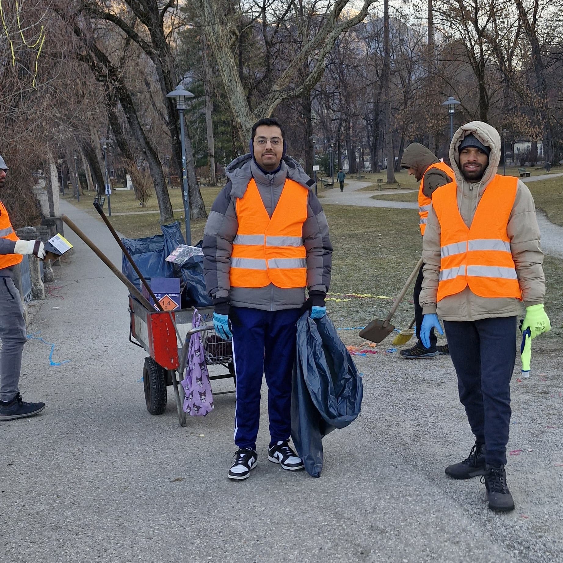 In Kooperation mit dem Innsbrucker Straßenbetrieb führten Mitglieder der Ahmadiyya Muslim Jamaat Innsbruck auch heuer wieder einen ehrenamtlichen Neujahrsputz durch. Die freiwillige und unentgeltliche Aktion der Jugendorganisation der islamischen Reformgemeinde Ahmadiyya Muslim Jamaat findet jedes Jahr in ganz Österreich statt. Mitglieder und Bekannte der Gemeinde versammeln sich am frühen Morgen des Neujahrstags in Innsbruck, Salzburg, Wien, Linz, Klagenfurt, Dornbirn und Graz, kehren die Straßen und sammeln den dort zurückgelassenen Müll.