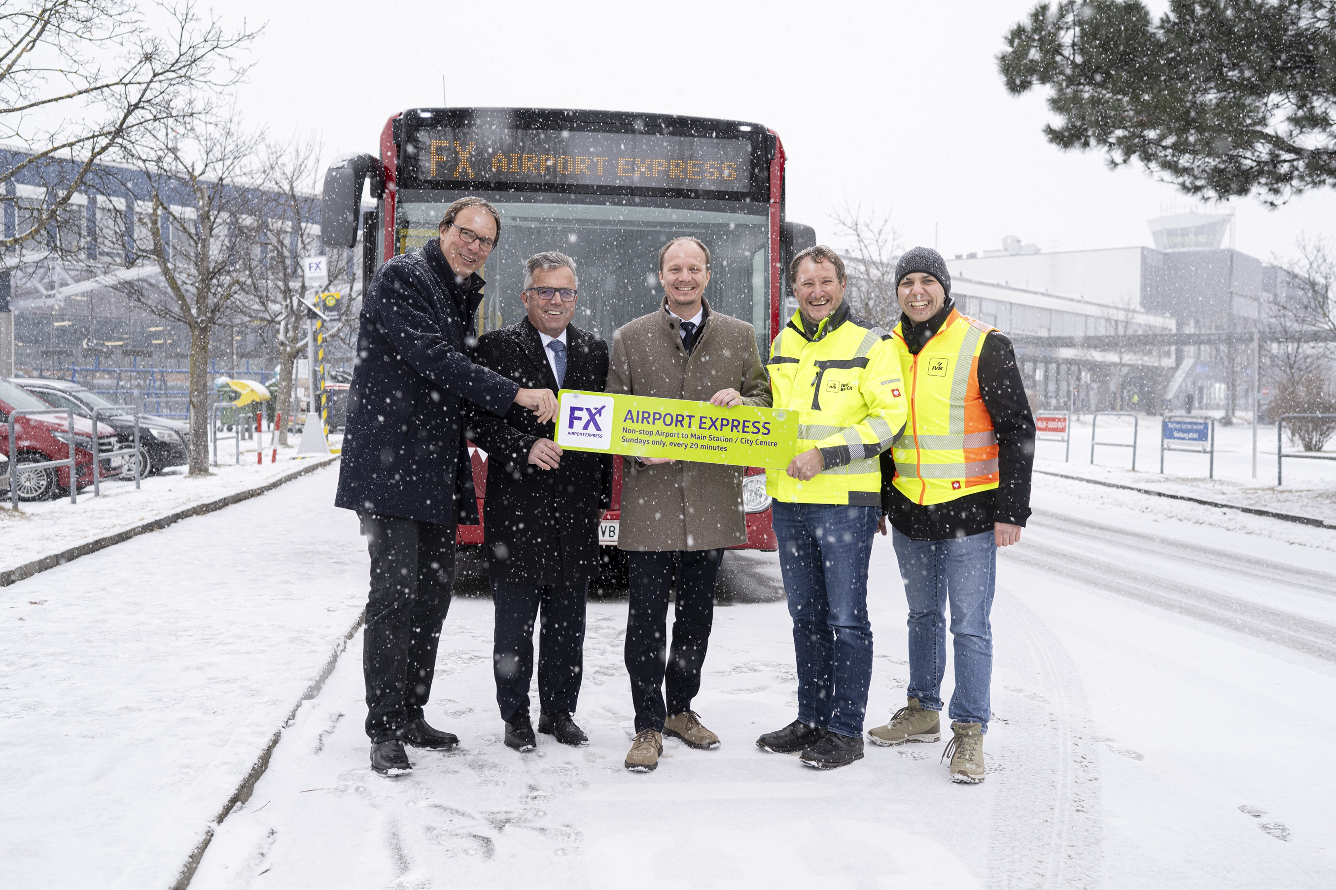 (v. l.) Flughafen-Geschäftsführer Marco Pernetta, WK-Spartenobmann Franz Sailer, Bürgermeister Johannes Anzengruber, IVB-Geschäftsführer Ekkehard Allinger-Csollich und IVB-Verkehrsplanungsleiter Jan Gumz geben den Startschuss für den neuen Direktbus.