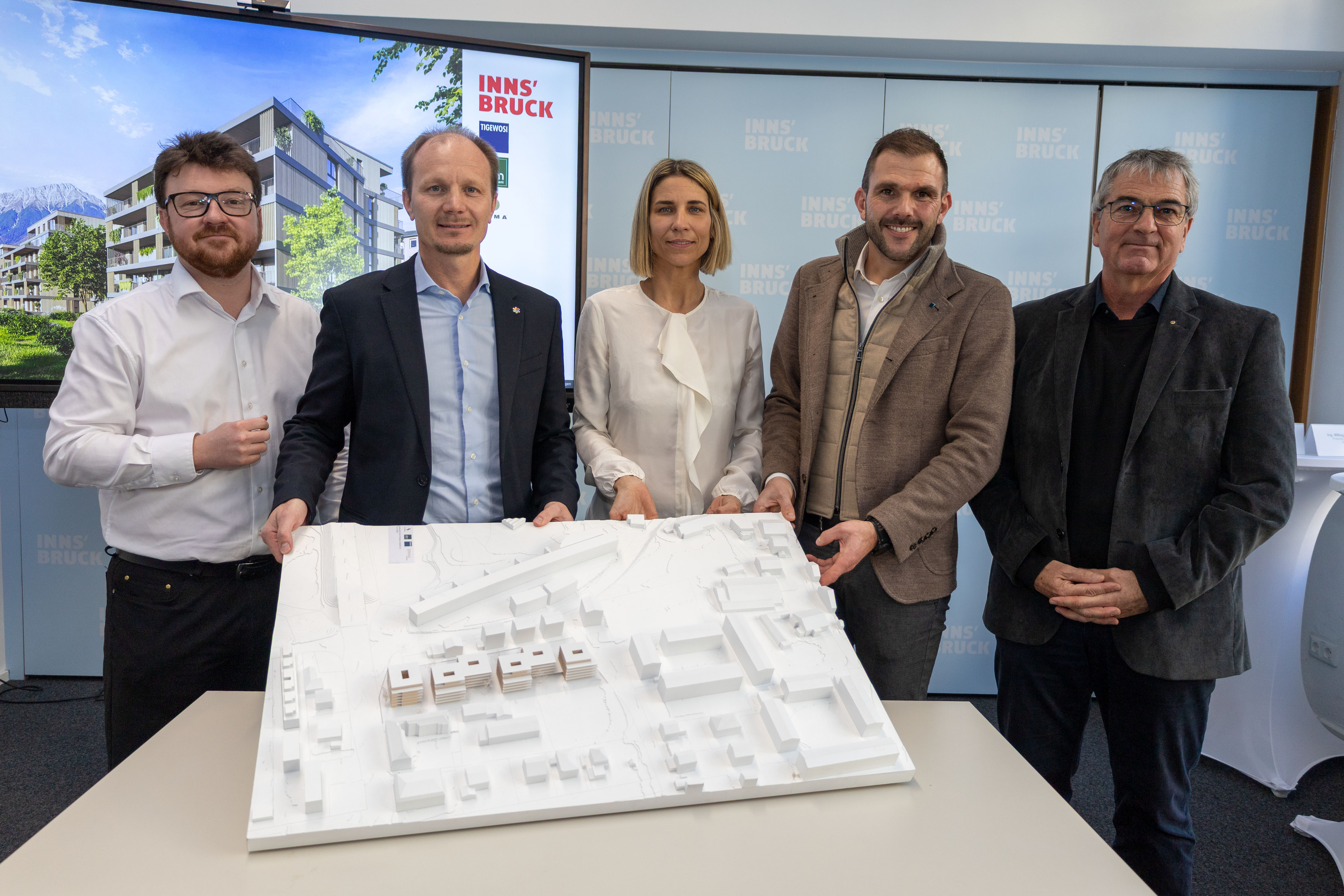 AmrasNext: Gemeinsam ein gutes Projekt entwickelt v.l. Gemeinderat Benjamin Plach, Bürgermeister Johannes Anzengruber, Stadträtin Janine Bex, Florian Rangger (technischer Geschäftsführer Tigewosi), Gerhard Schöffthaler (Prokurist, Niederlassungsleiter West, UBM Development AG).