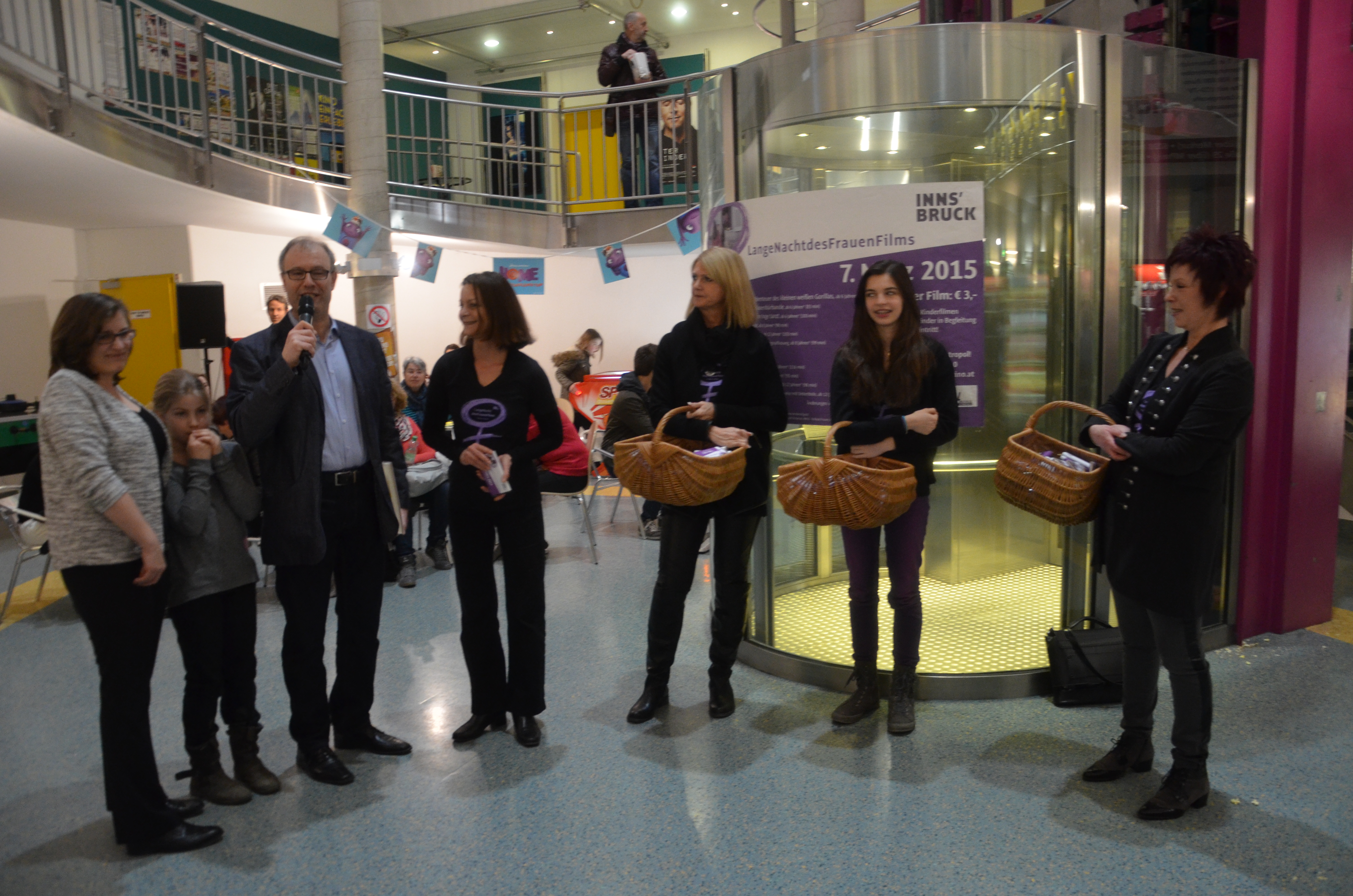 Zum Internationalen Frauentag veranstaltete das Referat Frauen, Familien und SeniorInnen am 07. März wieder die „LangeNachtdesFrauenFilms“ im Innsbrucker Metropol Kino. Offiziell eröffnet wurde der Abend von Vizebürgermeisterin Sonja Pitscheider, Uschi Klee (Leiterin Referat Frauen, Familie und Seniorinnen), Christian Hofer und Patrizia Hueber (beide Metropol Kino Innsbruck). Das vielfältige Programm regte dazu an, über Chancengleichheit und gelebte Gleichberechtigung nachzudenken.