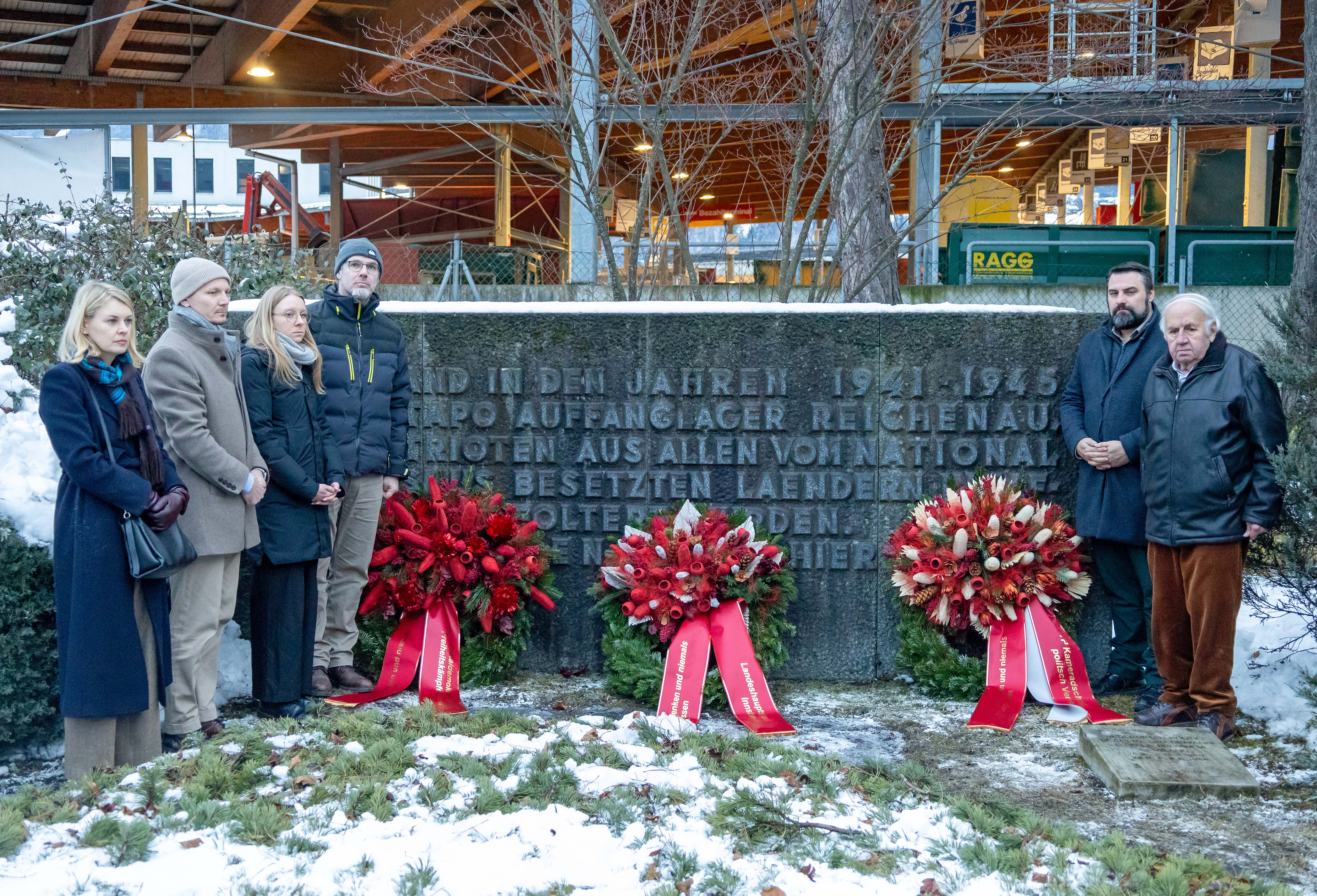 (v.l.n.r.) Vizebürgermeisterin Elisabeth Mayr, Bürgermeister Johannes Anzengruber, Landtagsabgeordnete Elisabeth Fleischanderl und Wolfgang Grünzweig von den Sozialdemokratischen FreiheitskämpferInnen, Landtagsabgeordneter Christoph Appler und Landesobmann Clemens Hornich von der ÖVP-Kameradschaft der politisch Verfolgten bei der Kranzniederlegung vor dem Mahnmal Reichenau.