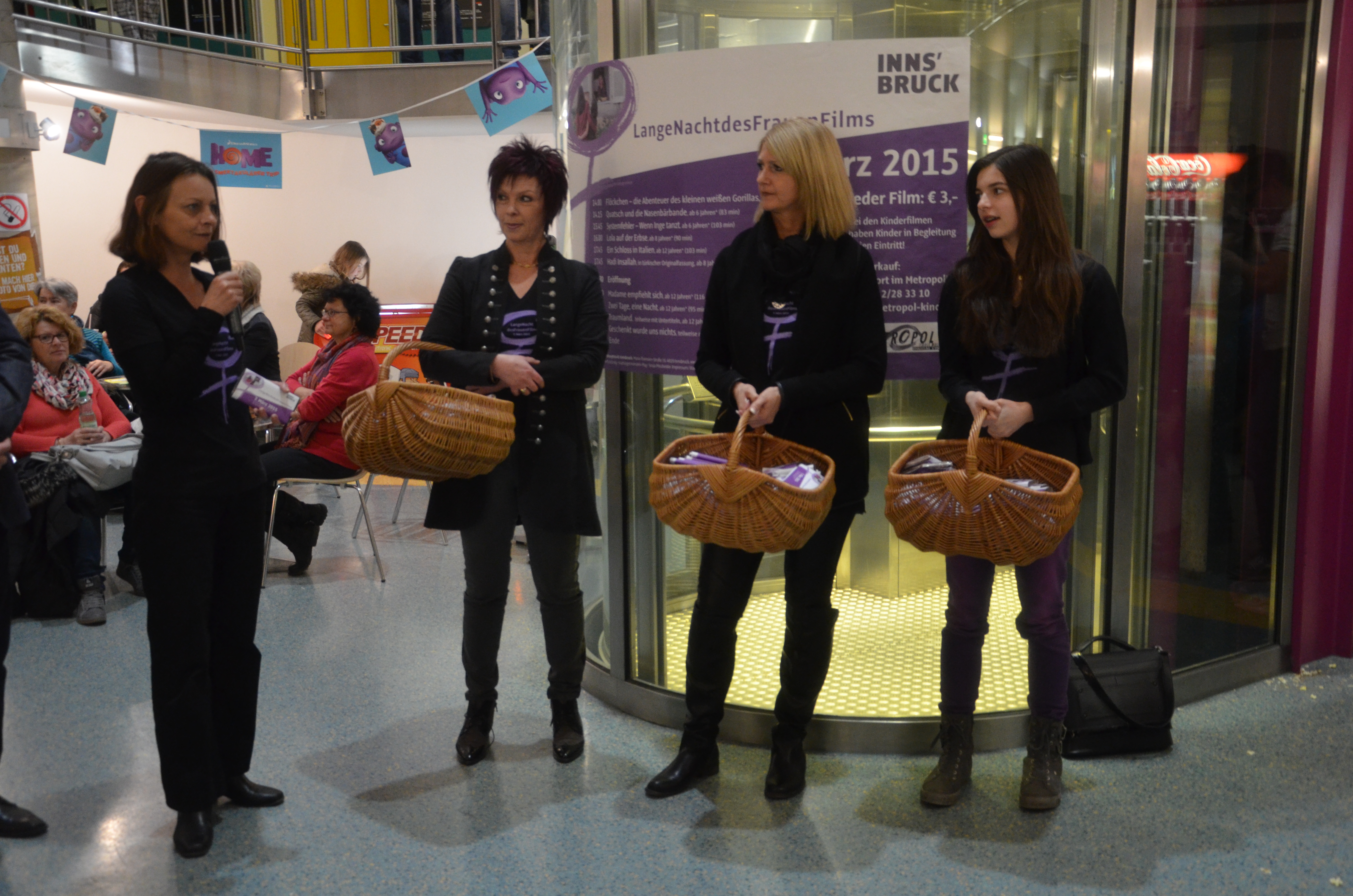 Zum Internationalen Frauentag veranstaltete das Referat Frauen, Familien und SeniorInnen am 07. März wieder die „LangeNachtdesFrauenFilms“ im Innsbrucker Metropol Kino. Offiziell eröffnet wurde der Abend von Vizebürgermeisterin Sonja Pitscheider, Uschi Klee (Leiterin Referat Frauen, Familie und Seniorinnen), Christian Hofer und Patrizia Hueber (beide Metropol Kino Innsbruck). Das vielfältige Programm regte dazu an, über Chancengleichheit und gelebte Gleichberechtigung nachzudenken.