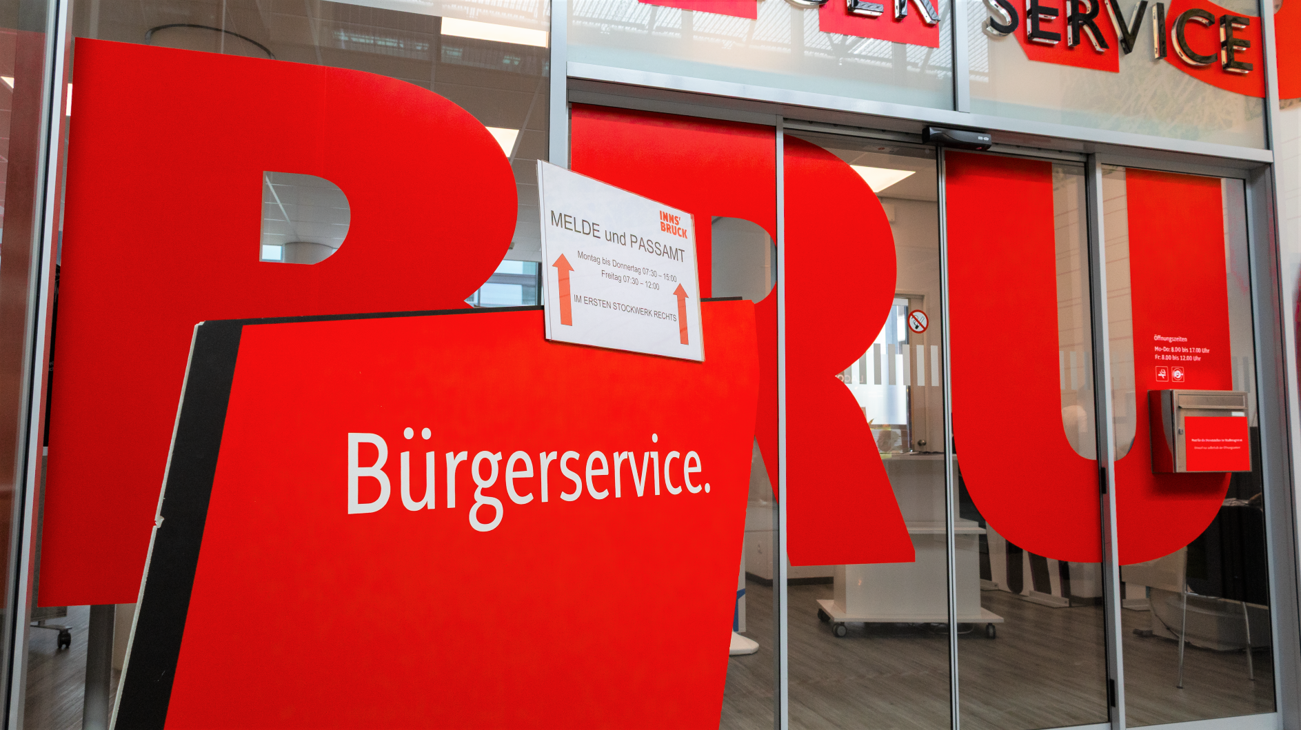 Die Anmeldung für die kostenlosen Kurse ist während der Öffnungszeiten telefonisch oder persönlich im Bürgerservice (RathausGalerien) sowie jederzeit per Mail möglich.