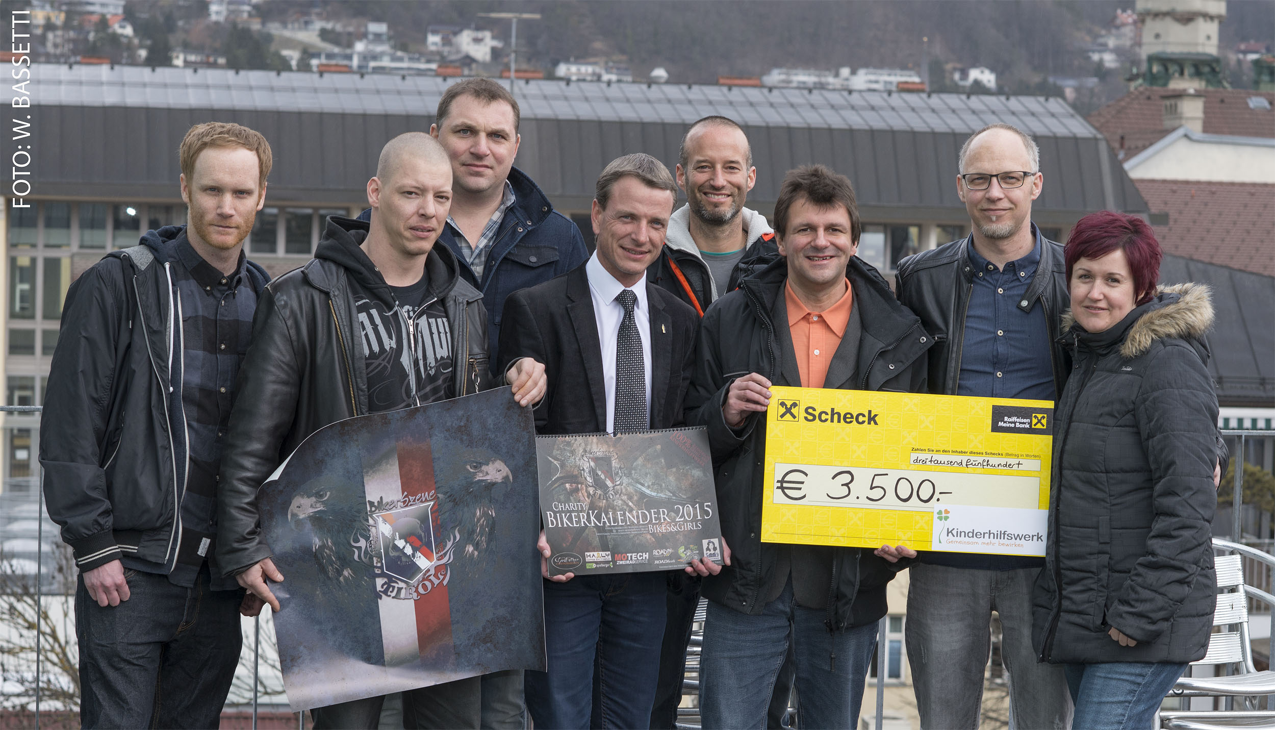 Die Bikerszene-Tirol hat Ende 2014 einen Charitykalender für das Kinderhilfswerk produziert, dessen Verkauf 3500 Euro einbrachte. Der Spendenscheck wurde am 11. März im Beisein von Vizebürgermeister Christoph Kaufmann (4.v.l.) offiziell an Hr. Peter Begsteiger (Leiter des Kinderhilfswerkes, 6.v.l.) übergeben.