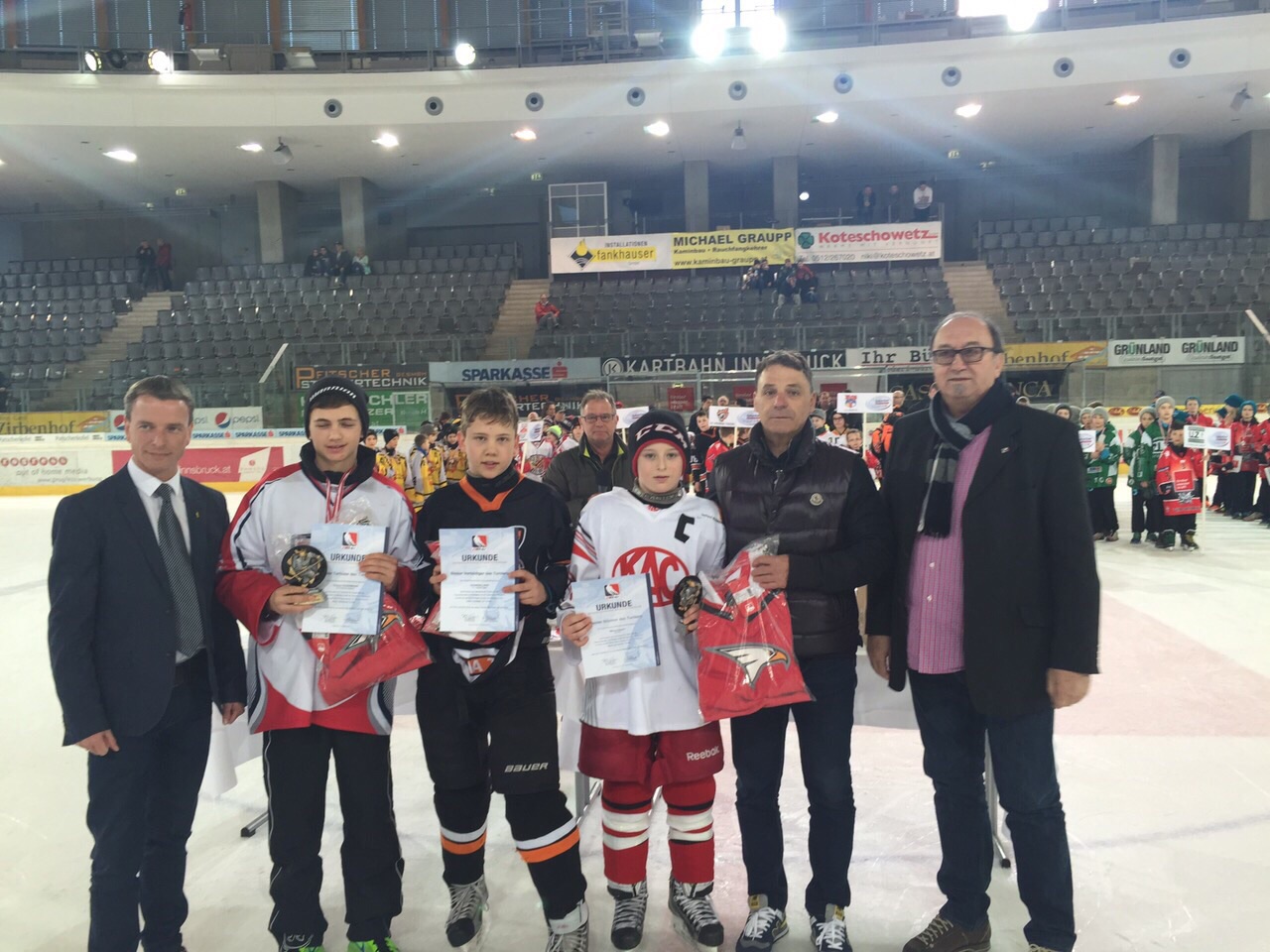 Vom 13. bis 15. März fand in der Tiroler Wasserkraftarena das Finalturnier der österreichischen U12-Mannschaften statt. Der HCI Tiroler Wasserkraft war durch seine Junghaie ebenfalls mit vertreten. Zur Siegerehrung mit TEHV Peter Schramm‎ und HCI Vereinsvertreter Kurt Mitterer ließ es sich Vizebürgermeister und Sportreferent Christoph Kaufmann nicht nehmen, allen Mannschaften persönlich zu gratulieren.