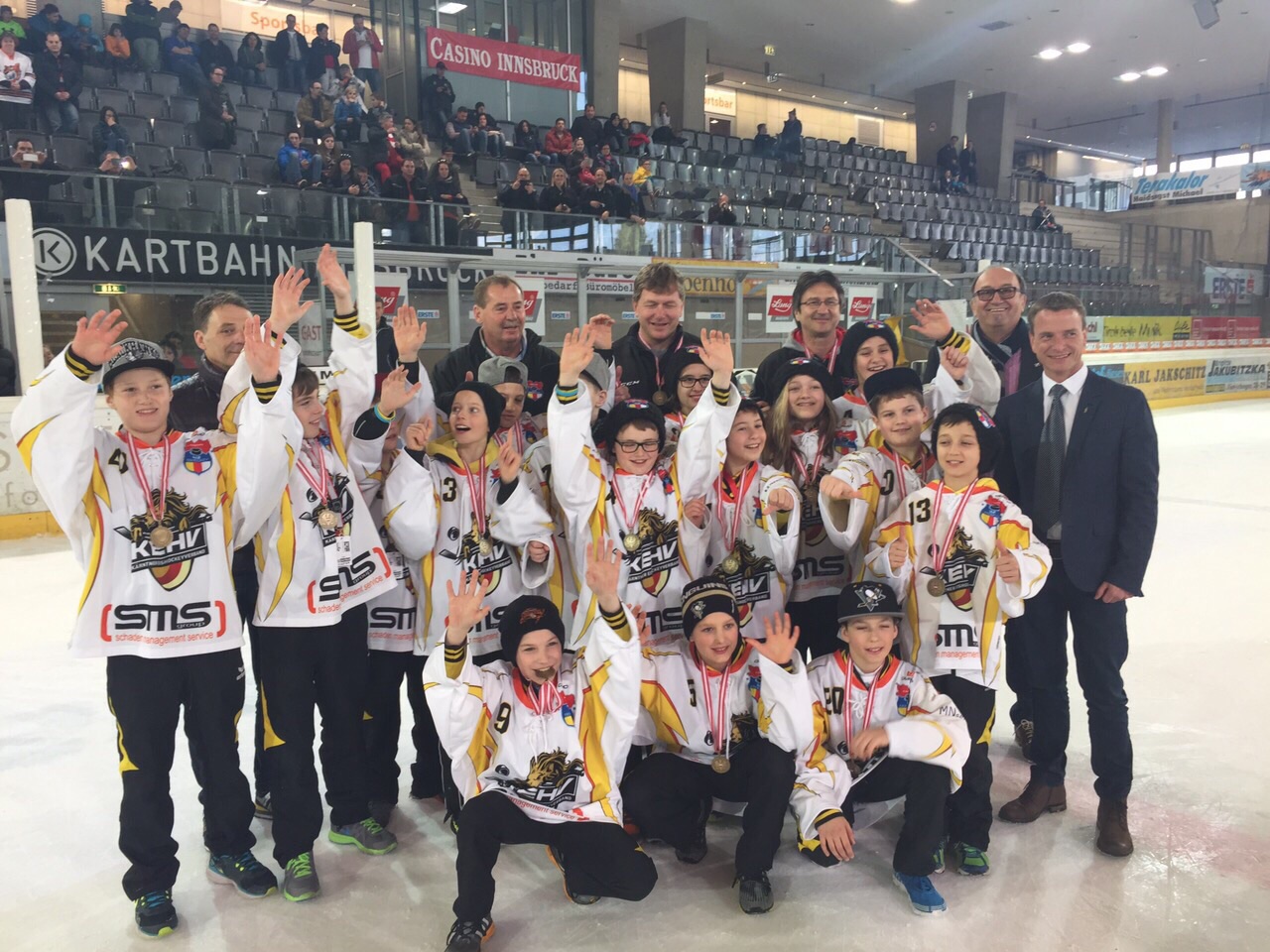 Vom 13. bis 15. März fand in der Tiroler Wasserkraftarena das Finalturnier der österreichischen U12-Mannschaften statt. Der HCI Tiroler Wasserkraft war durch seine Junghaie ebenfalls mit vertreten. Zur Siegerehrung mit TEHV Peter Schramm‎ und HCI Vereinsvertreter Kurt Mitterer ließ es sich Vizebürgermeister und Sportreferent Christoph Kaufmann nicht nehmen, allen Mannschaften persönlich zu gratulieren.
