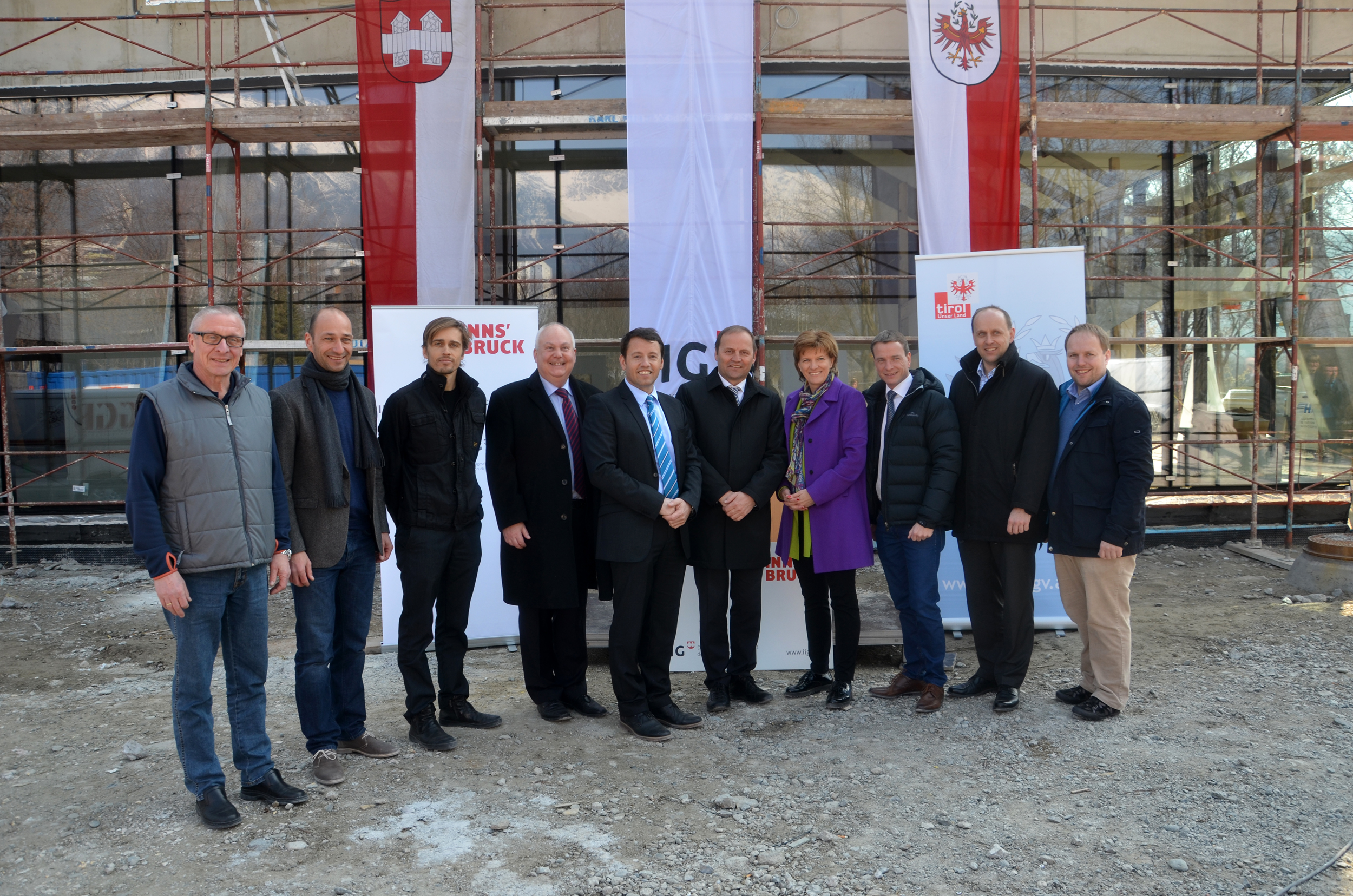 IIG-Chef Franz Danler, LHStv Josef Geisler, Bürgermeisterin Christine Oppitz-Plörer und Vizebürgermeister Christoph Kaufmann feierten gemeinsam mit den verantwortlichen Architekten, Stadträten und dem Präsident des Landesfachverband für Turnen in Tirol die Firstfeier.