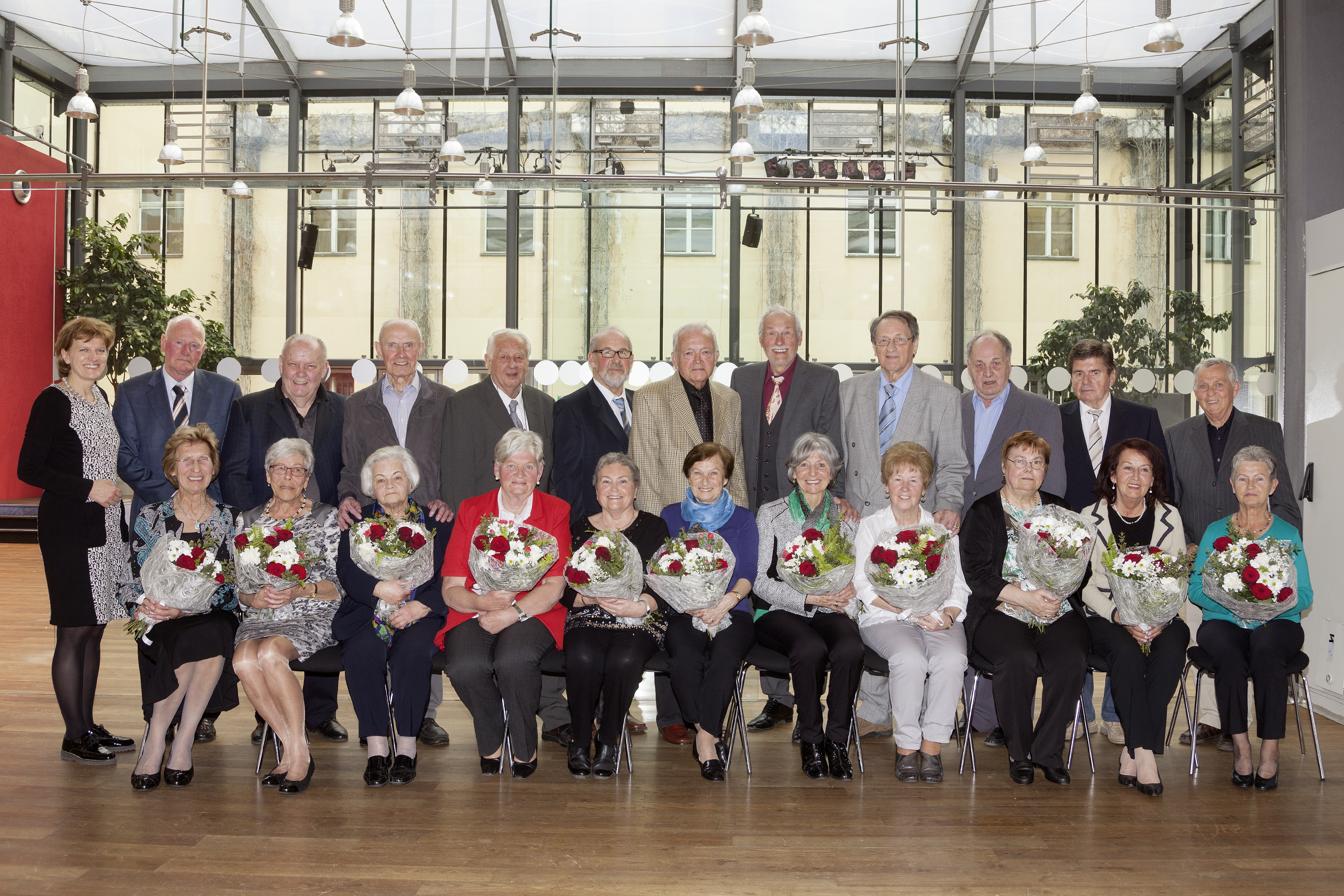 Die Jubiläumspaare, die 1955 und 65 geheiratet haben, feierten mit Bürgermeisterin Christine Oppitz-Plörer.