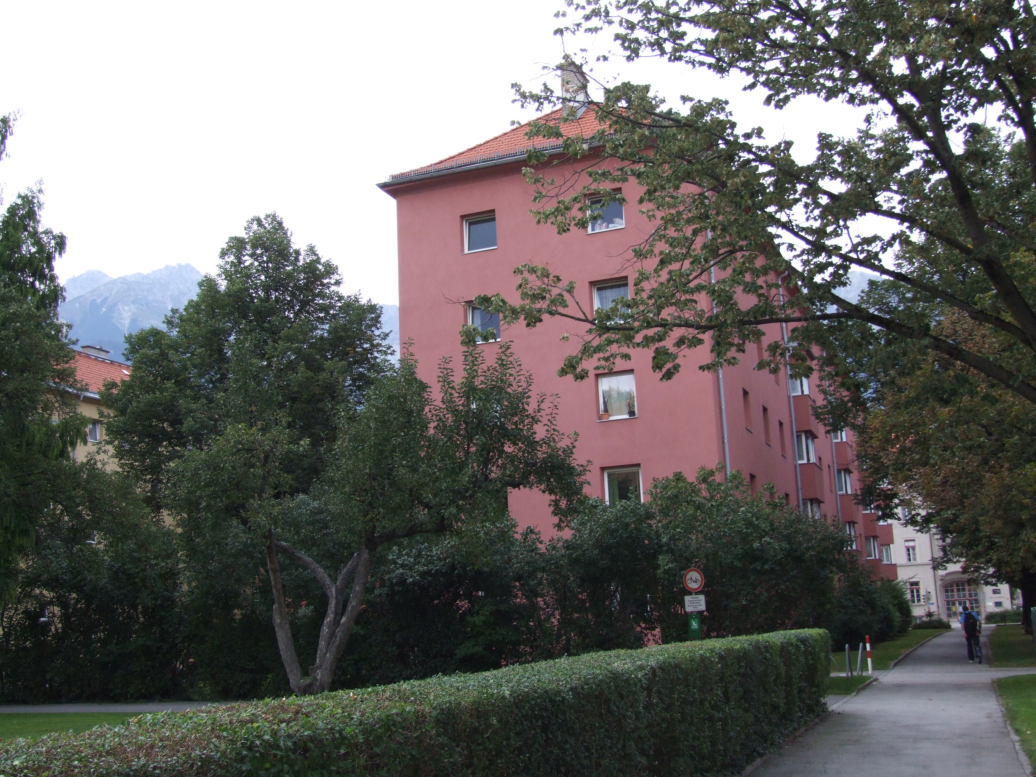 Die ehemalige Südtiroler Siedlung Speckbacher Straße 40 im Herbst 2012