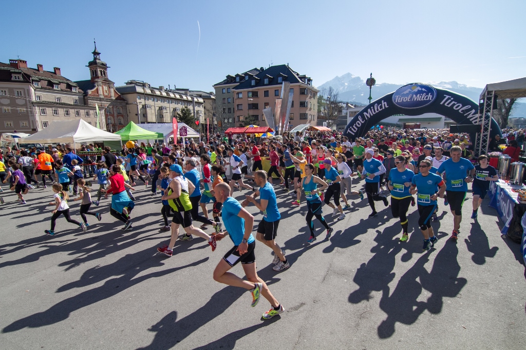 Über 1.000 LäuferInnen starteten am 28. März beim Innsbrucker Frühlingslauf. Entsprechend dem Motto zeigte sich auch das Wetter von seiner besten Seite und belohnte die sportlichen TeilnehmerInnen mit viel Sonne. Vizebürgermeister Christoph Kaufmann gratulierte den SportlerInnen.