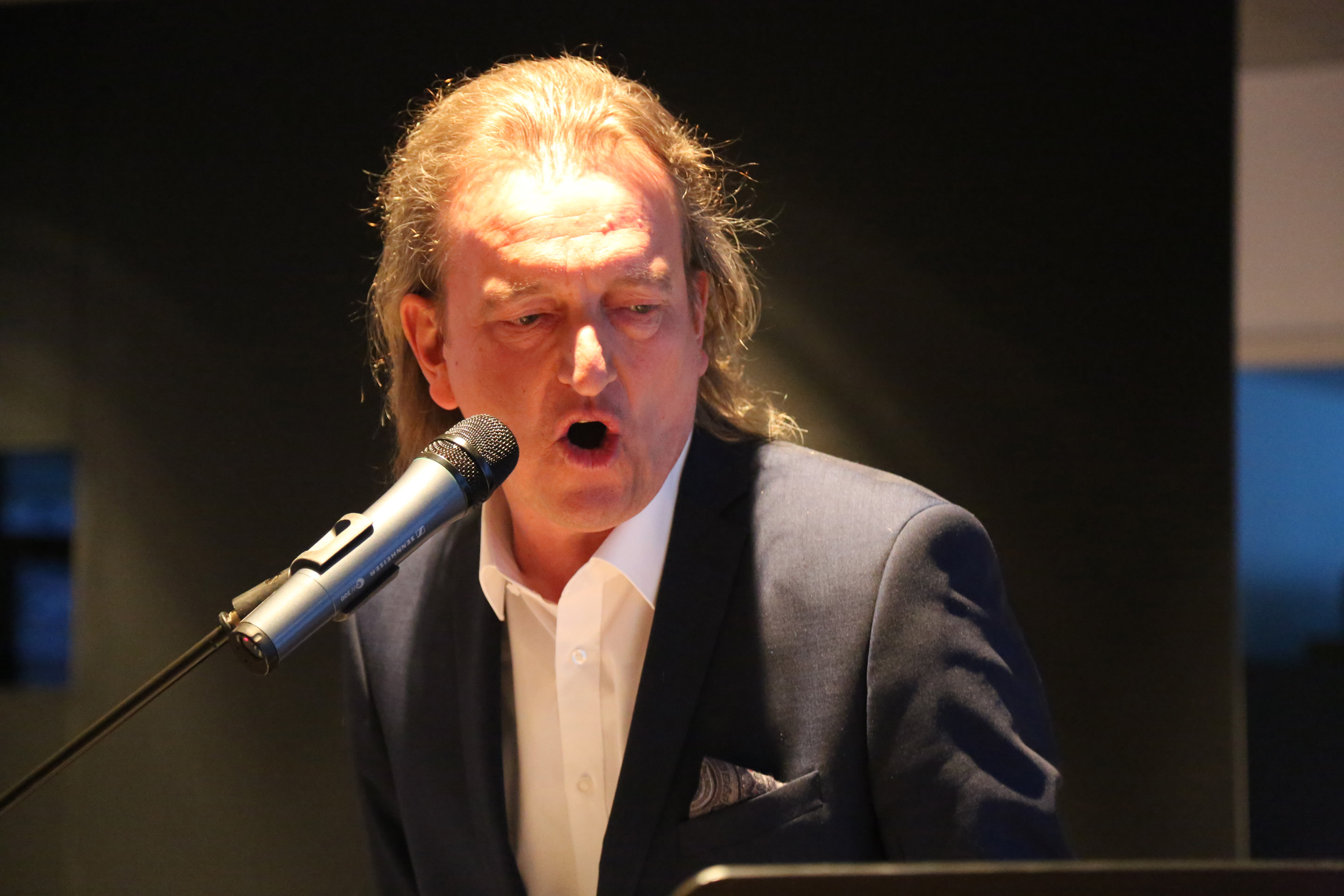 Moderator und Kabarettist Markus Linder führte charmant durch den Abend. Als krönenden Abschluss präsentierte das "Musical in 20 Akten mit Happy End", was für schallendes Gelächter im Plenarsaal sorgte.