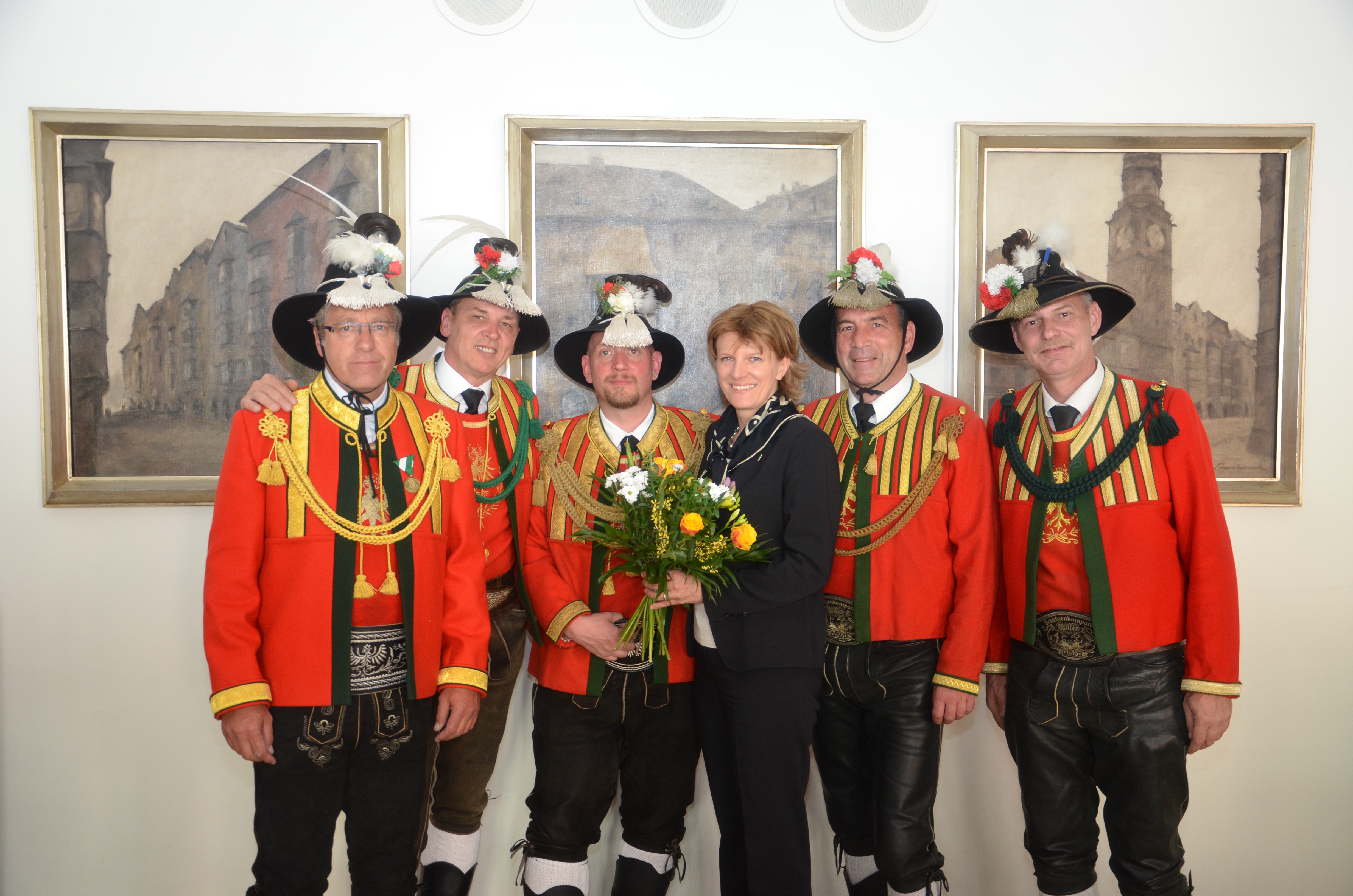 Eine Abordnung der Schützenkompanie Wilten stattete dem Innsbrucker Stadtoberhaupt Christine Oppitz-Plörer kürzlich einen Antrittsbesuch ab. Als kleines Gastgeschenk überreichten sie dem Wetter entsprechend einen bunten Frühlingsgruß.
