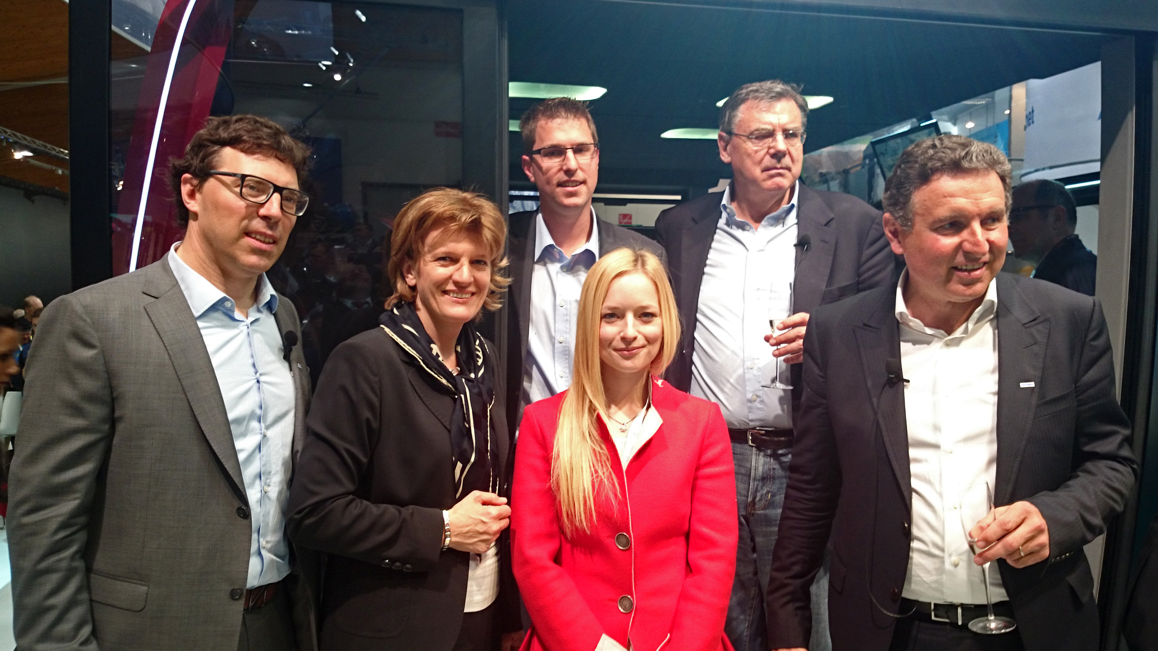 Anlässlich der Eröffnung der Interalpin Messe im Congress Innsbruck vor der neuen 3s-Kabine von Arch Pinifarina mit (v.l.)Anton Seeber (Leitner ropeways), Bürgermeisterin Christine Oppitz-Plörer, Telfs Bürgermeister Christian Härting, Michael Seeber und Martin Leitner (Leitner ropeways).