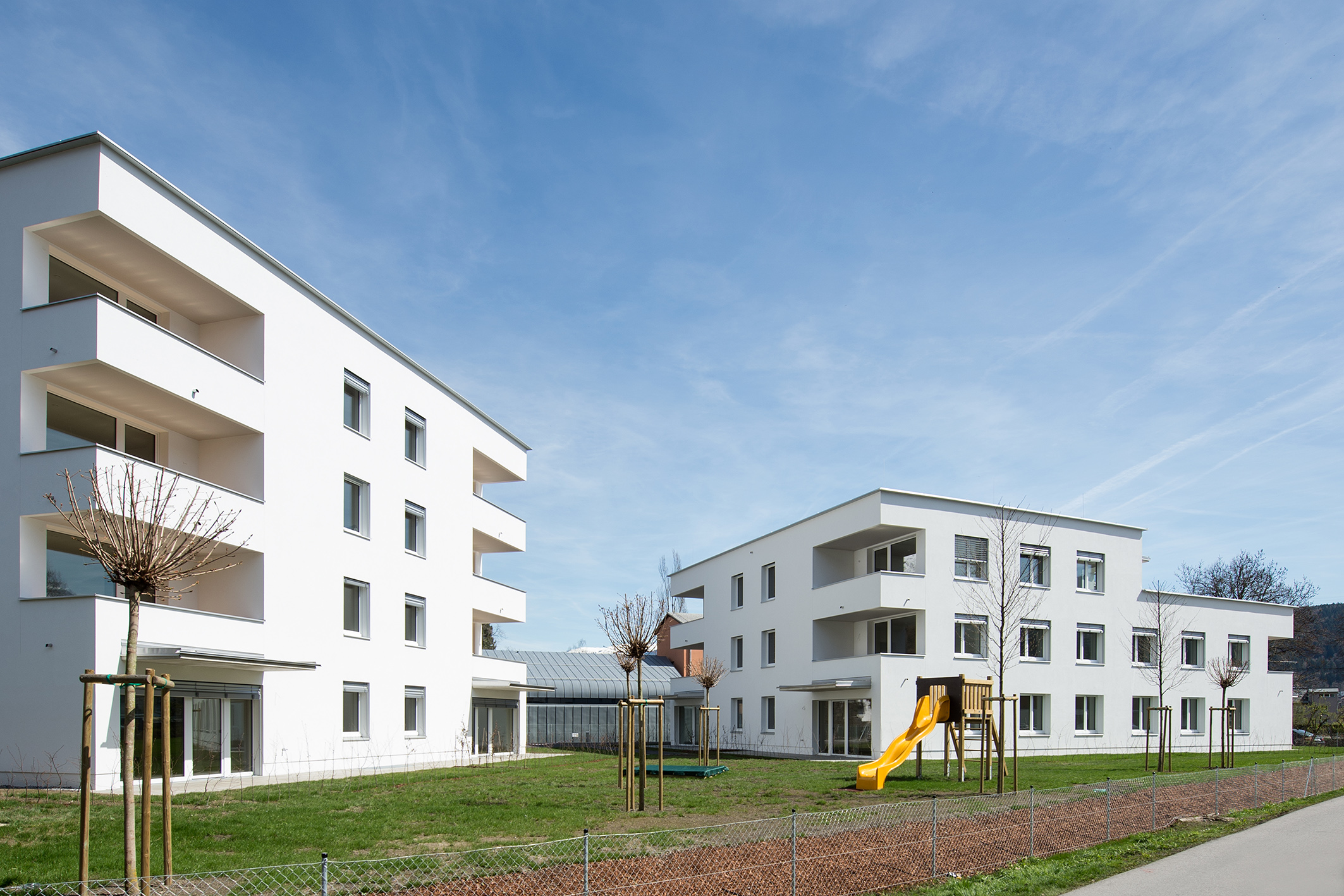 Die Neue Heimat Tirol (NHT) errichtete auf dem Baurechtsgelände der Innsbrucker Kommunalbetriebe AG (IKB) in Innsbruck/Kranebitten ein Netto-Null-Gebäude mit 26 Mietwohnungen. Das Besondere an diesem Bauwerk ist, dass die gesamte Energie für Heizung und Warmwasser selbst produziert wird.