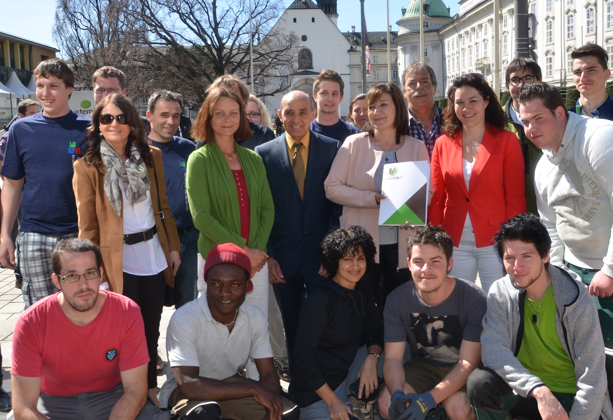 Im Rahmen des Schulprojektes "Biodiver©ity" wurden die neu geschaffenen grünen Inseln am Platz vor dem Tiroler Landestheater feierlich übergeben. Vizebürgermeisterin Sonja Pitscheider, Landesschulinspektor Roland Teissl, Landesrätin Beate Palfrader, Stadtrat Gerhard Fritz und Landeshauptmann-Stellvertreterin Ingrid Felipe freuten sich über das gelungene Projekt.