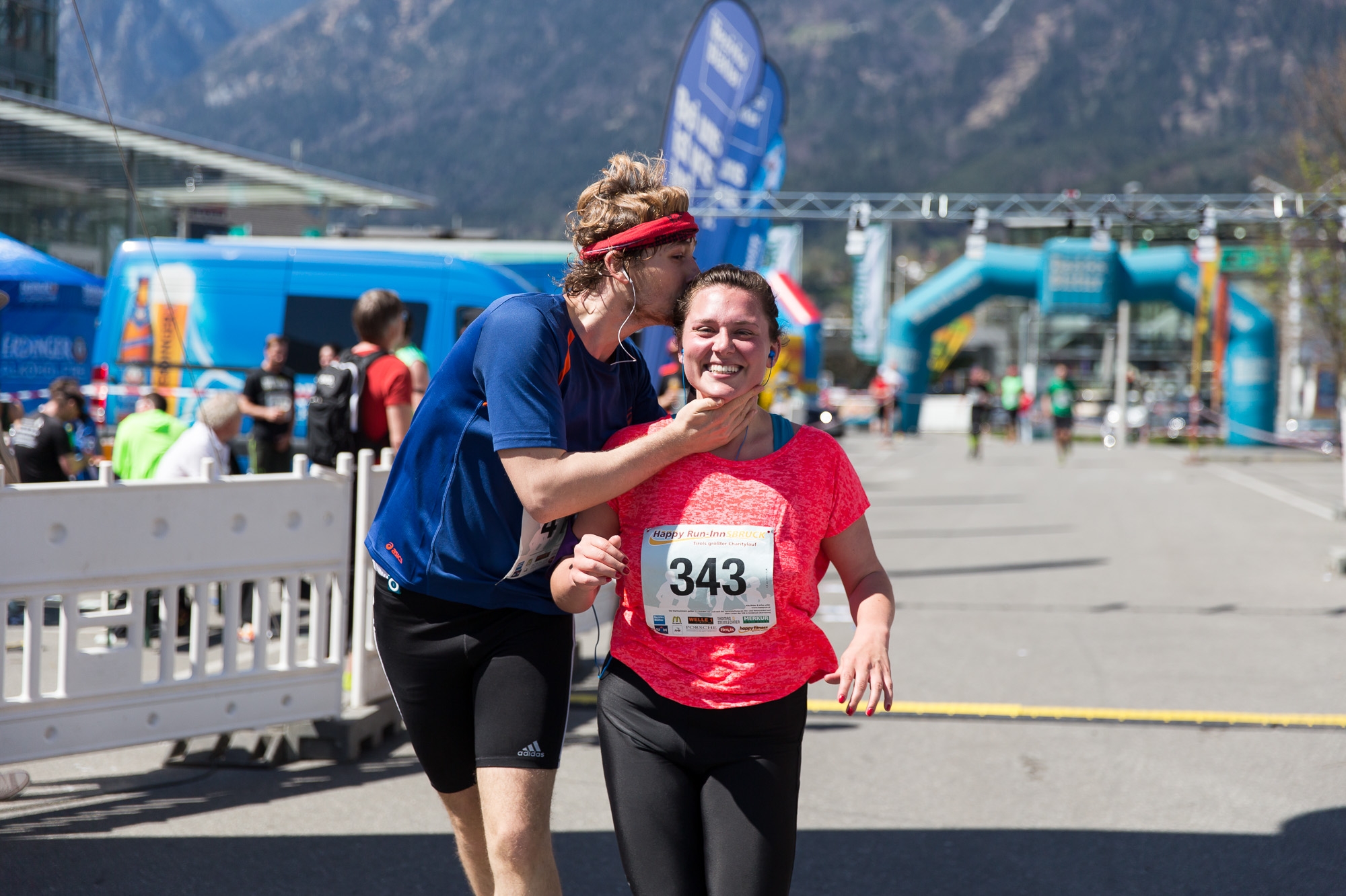 Ganz im Zeichen des guten Zweckes Stand der heurige Happy Run. Der Gesamterlös der Laufveranstaltung geht nämlich an die Ronald McDonald Kinderhilfe. Eine Vielzahl an Laufbegeisterten trat an und lies sich im Ziel - umrandet von einem facettenreichem Rahmenprogramm - feiern. Auch Vizebürgermeister Christoph Kaufmann fieberte mit und gratulierte.