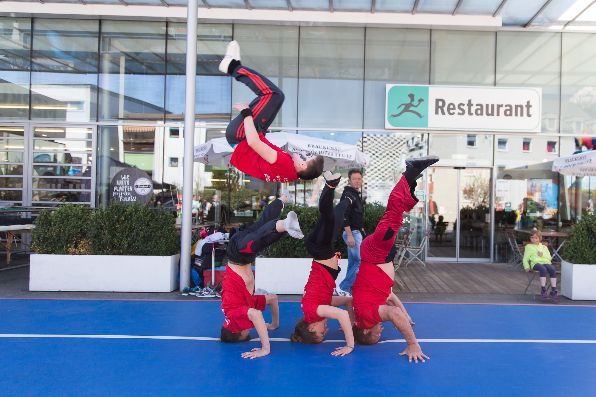 Ganz im Zeichen des guten Zweckes Stand der heurige Happy Run. Der Gesamterlös der Laufveranstaltung geht nämlich an die Ronald McDonald Kinderhilfe. Eine Vielzahl an Laufbegeisterten trat an und lies sich im Ziel - umrandet von einem facettenreichem Rahmenprogramm - feiern. Auch Vizebürgermeister Christoph Kaufmann fieberte mit und gratulierte.