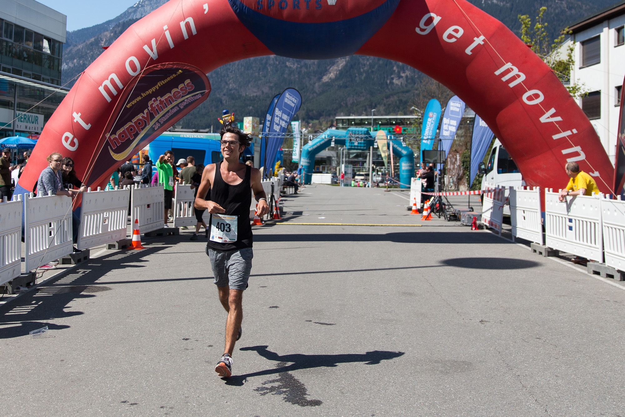 Ganz im Zeichen des guten Zweckes Stand der heurige Happy Run. Der Gesamterlös der Laufveranstaltung geht nämlich an die Ronald McDonald Kinderhilfe. Eine Vielzahl an Laufbegeisterten trat an und lies sich im Ziel - umrandet von einem facettenreichem Rahmenprogramm - feiern. Auch Vizebürgermeister Christoph Kaufmann fieberte mit und gratulierte.