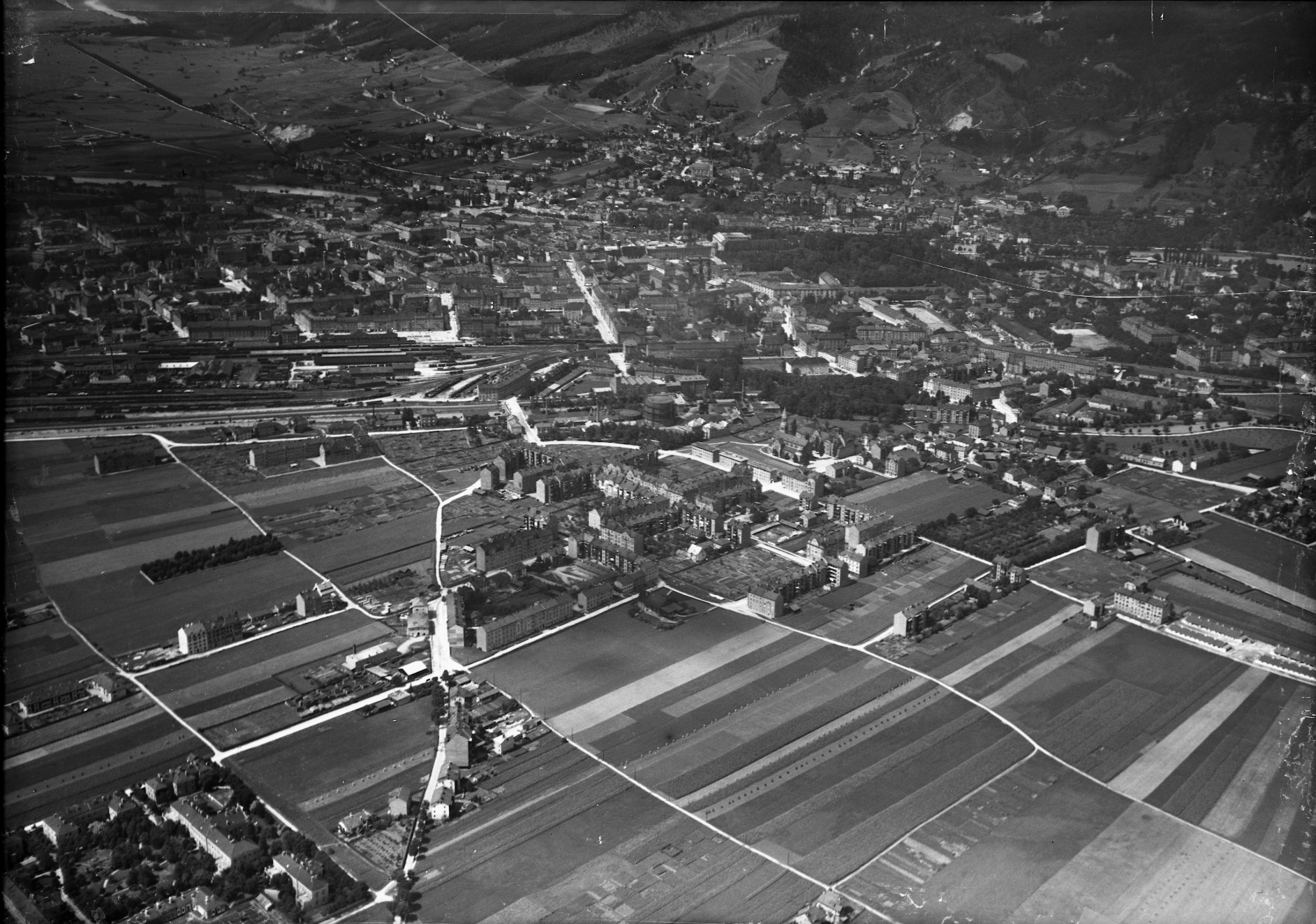 Der große Kessel des Gaswerkes in der Bildmitte, fast als Wahrzeichen des noch sehr kleinen Pradl.