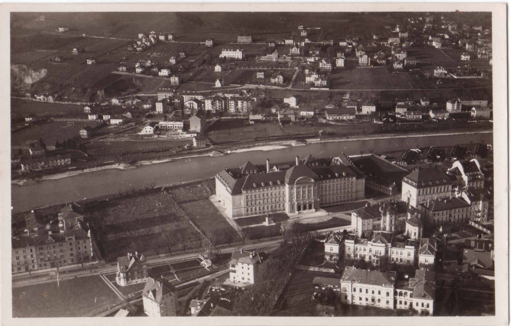 Die damals gerade neu errichtete Universitätsbibliothek diente zuerst als Notreservespital und dann der Unterbringung der italienischen Besatzungssoldaten. Erst ab 1924 konnte es seinen geplanten Zweck dienen.
