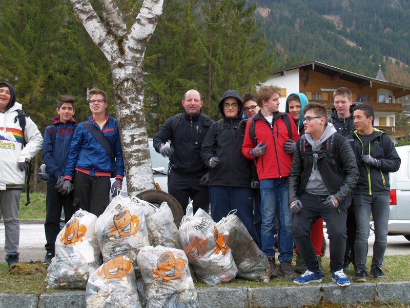 Die SchülerInnen der Klasse 4b der NMS Pembaurstraße starteten mit ihrem Klassenvorstand Mike Tanzer das Umweltprojekt "Yes we can". Ziel war es, gemeinsam mit Umwelt- und Abfalltauchern, den Schilfgürtel am Achensee zu reinigen. Insgesamt sammelten die SchülerInnen über 350 kg Müll. 
Ihre Arbeit und Erfahrungen dokumentierten die SchülerInnen und präsentierten diese an einem Vormittag dem PSI Wolfgang Haslwanter und Direktorin Sighilde Hess.
Alle waren sich einig: "Yes we can - wir können etwas zum Schutz der Umwelt bewirken!"