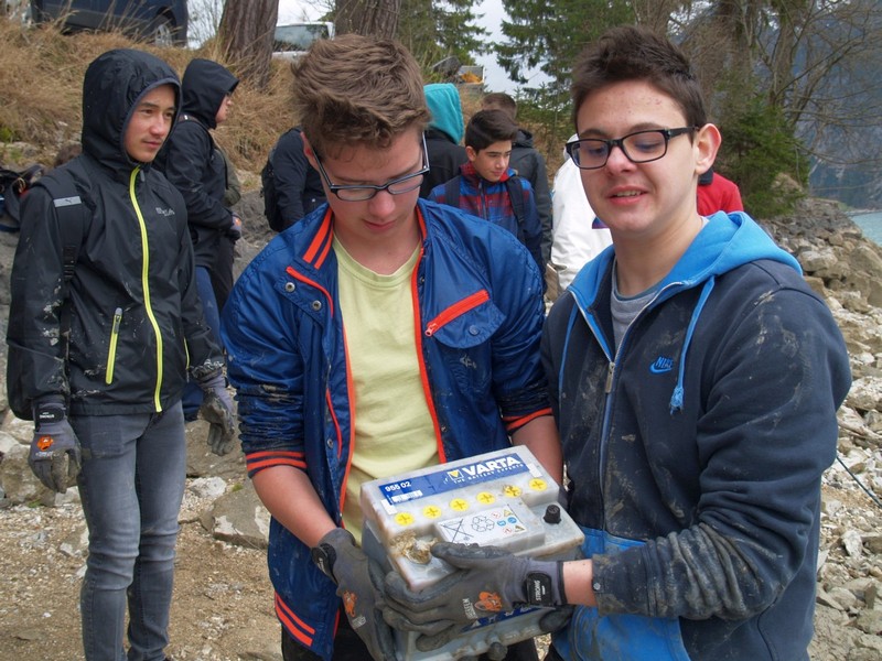 Die SchülerInnen der Klasse 4b der NMS Pembaurstraße starteten mit ihrem Klassenvorstand Mike Tanzer das Umweltprojekt "Yes we can". Ziel war es, gemeinsam mit Umwelt- und Abfalltauchern, den Schilfgürtel am Achensee zu reinigen. Insgesamt sammelten die SchülerInnen über 350 kg Müll. 
Ihre Arbeit und Erfahrungen dokumentierten die SchülerInnen und präsentierten diese an einem Vormittag dem PSI Wolfgang Haslwanter und Direktorin Sighilde Hess.
Alle waren sich einig: "Yes we can - wir können etwas zum Schutz der Umwelt bewirken!"