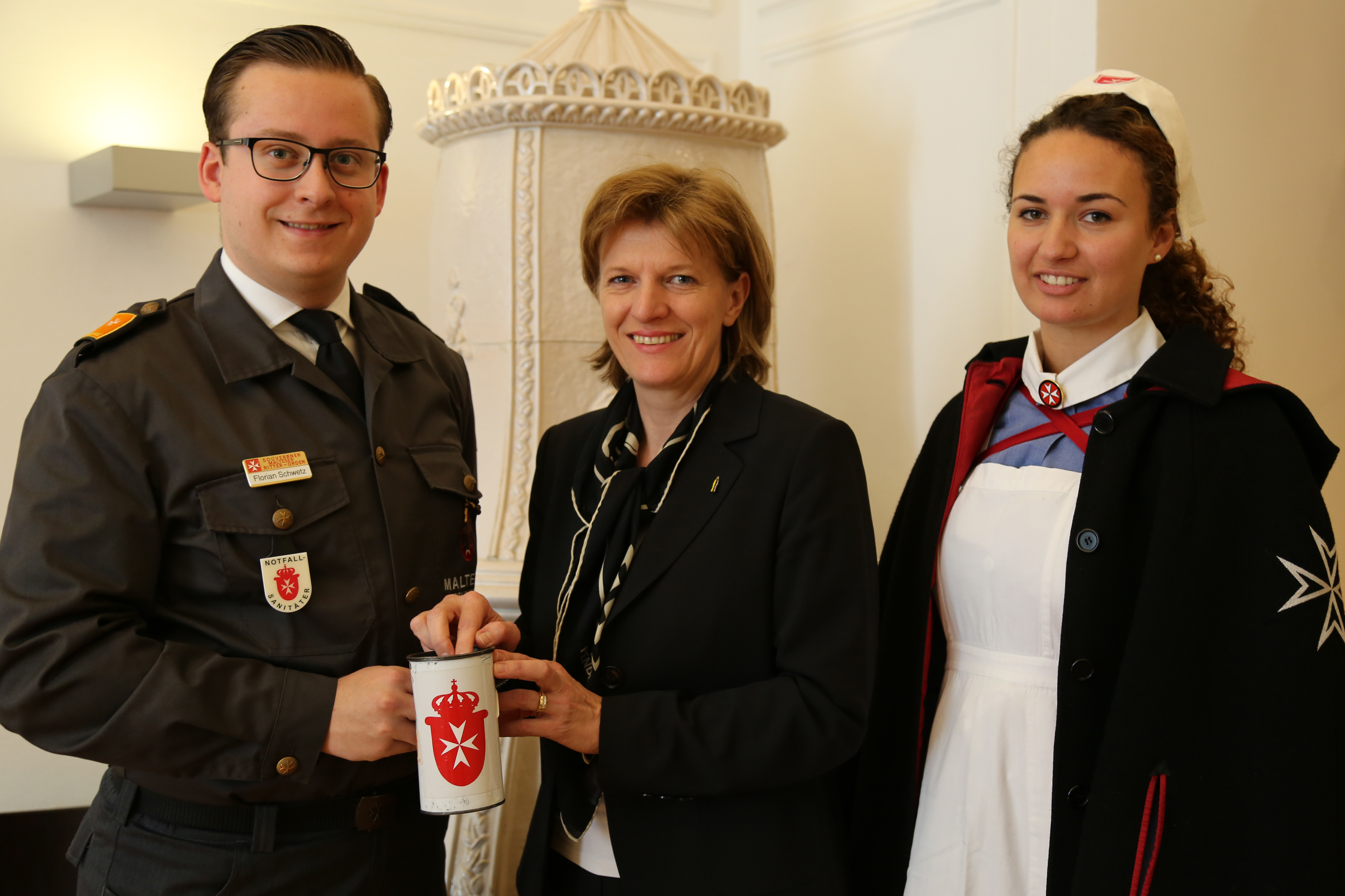 Florian Schwetz (Bereichsleiter-Stv. ) und Miriam Deri (Einsatzleiterin Straßensammlung) besuchten Bürgermeisterin Christine Oppitz-Plörer und bedankten sich für die Spende des Stadtoberhauptes.
Der Malteser Hospitaldienst Austria ist die größte ehrenamtliche Organisation Österreichs und die Ehrenamtlichen sind wieder von 30. Mai bis 07. Juni unterwegs und bitten um Spenden, damit soziale Projekte finanziert werden können.