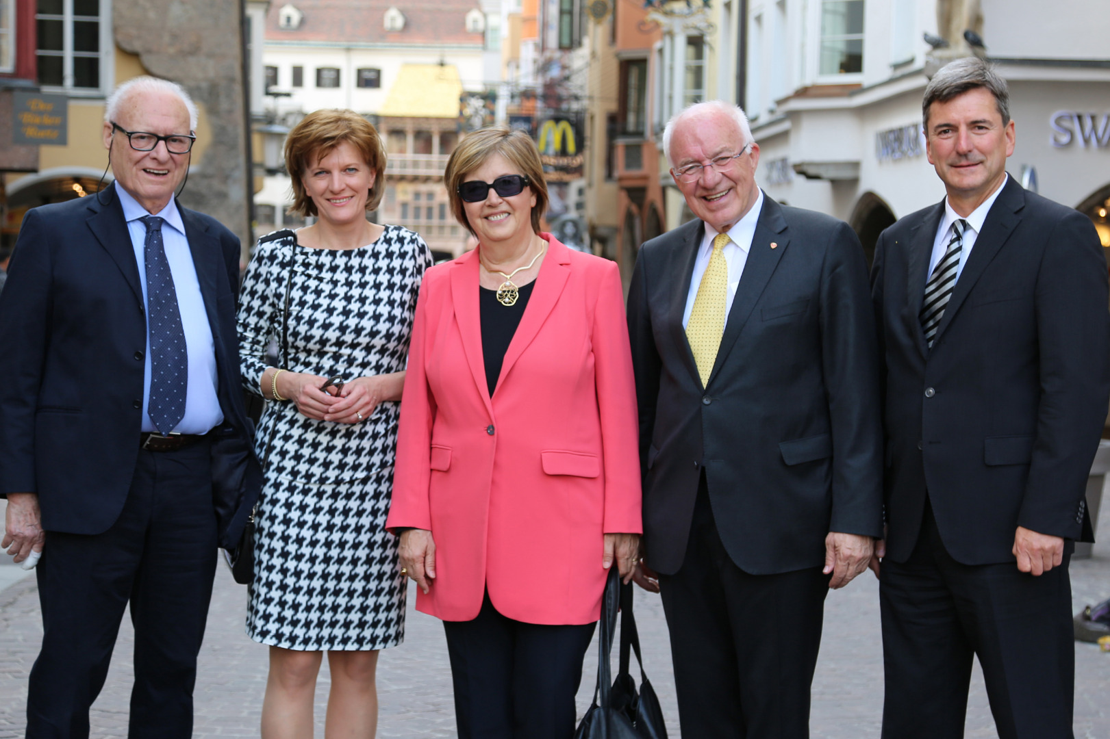Vor Innsbrucks Wahrzeichen, dem Goldenen Dachl (v.l.): Sig. Bresso, Bürgermeisterin Christine Oppitz-Plörer, Preisträgerin des Kaiser-Maximilian-Preises 2015 Mercedes Bresso, Landtagspräsident Herwig van Staa und Generalsekretär des KGRE Andreas Kiefer