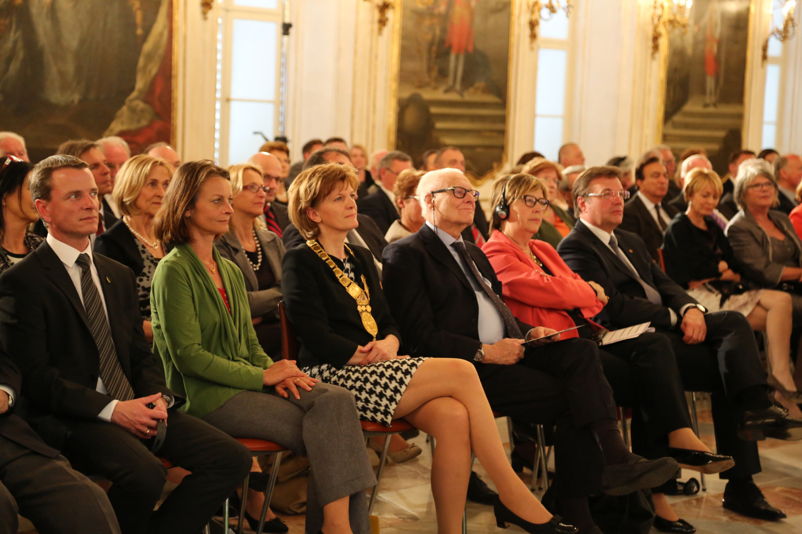 Im Riesensaal der Kaiserlichen Hofburg in Innsbruck anlässlich der Verleihung des Kaiser-Maximilian-Preises 2015 (v.l.): Vizebürgermeister Christoph Kaufmann, Vizebürgermeisterin Sonja Pitscheider, Bürgermeisterin Christine Oppitz-Plörer, Sig. Bresso, Preisträgerin Mercedes Bresso und Landeshauptmann Günther Platter
