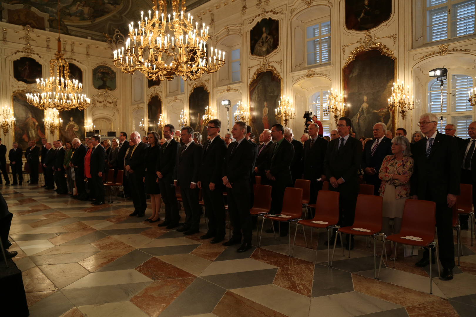 Alle Anwesenden erheben sich zur Europahymne.