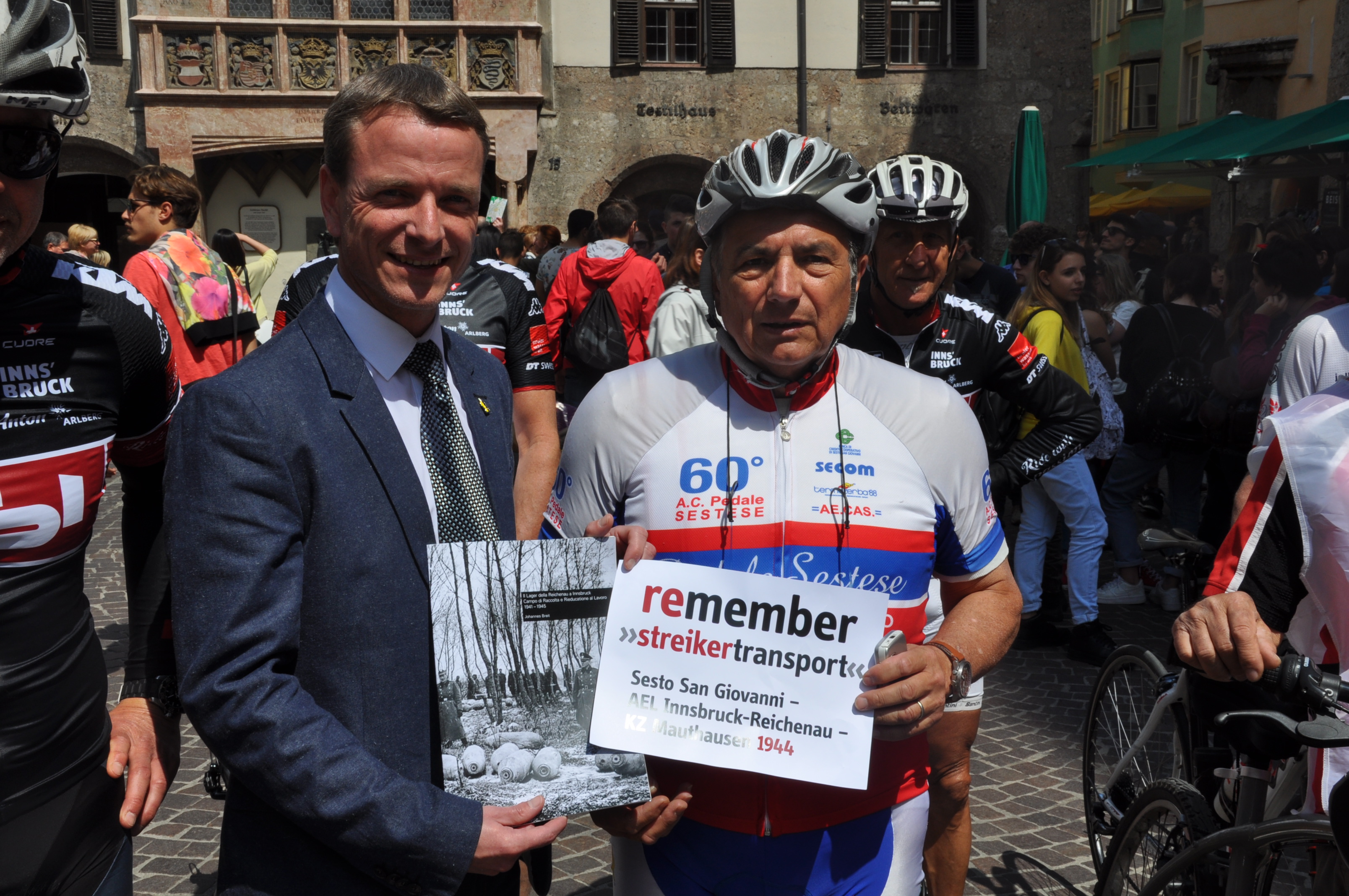 Einen Zwischenstopp in Innsbruck legte am 08. Mai 2015 eine RadfahrerInnendelegation der italienischen Gedenkorganisation ANED (Associazione nazionale ex deportati) ein. Sie war auf dem Weg zur Gedenkfeier in Mauthausen. Bei ihrem Besuch in Innsbruck gedachten sie den ca. 100 italienischen Männern und Burschen, die 1944 in das Lager Reichenau deportiert wurden. Vizebürgermeister Christoph Kaufmann empfing die Delegation in der Innsbrucker Altstadt.