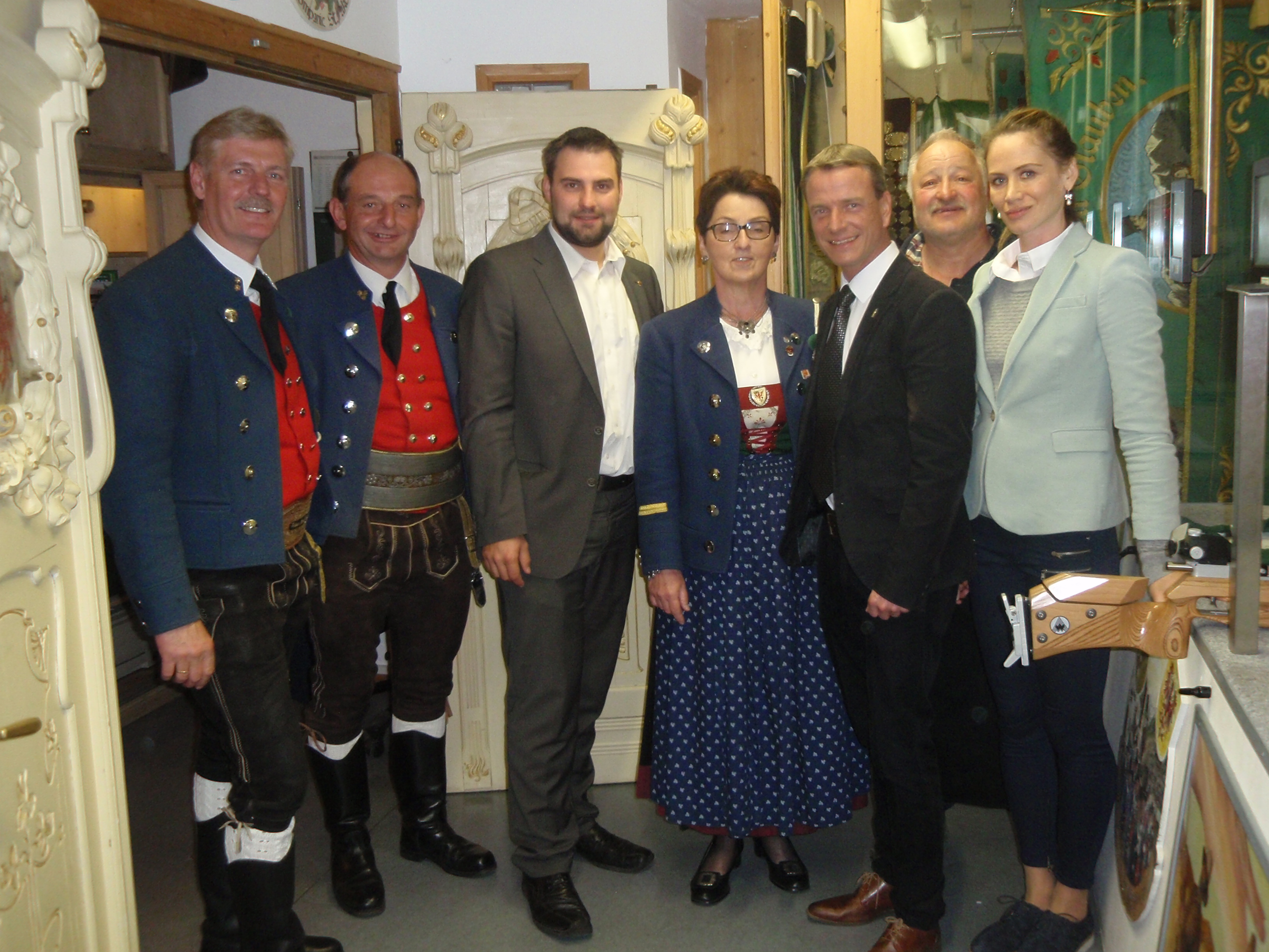 Beim Maifest der Speckbacher Schützenkompanie Innsbruck-Arzl (v.l.): Oberleutnant Heinz Puelacher, Hauptmann Anton Kircher, Gemeinderat Christoph Appler, Bat.-JS-Betreuerin Maria-Luise Feichnter, Vizebürgermeister Christoph Kaufmann, Leutnant Jakob Lassenberger und Brigitte Kaufmann