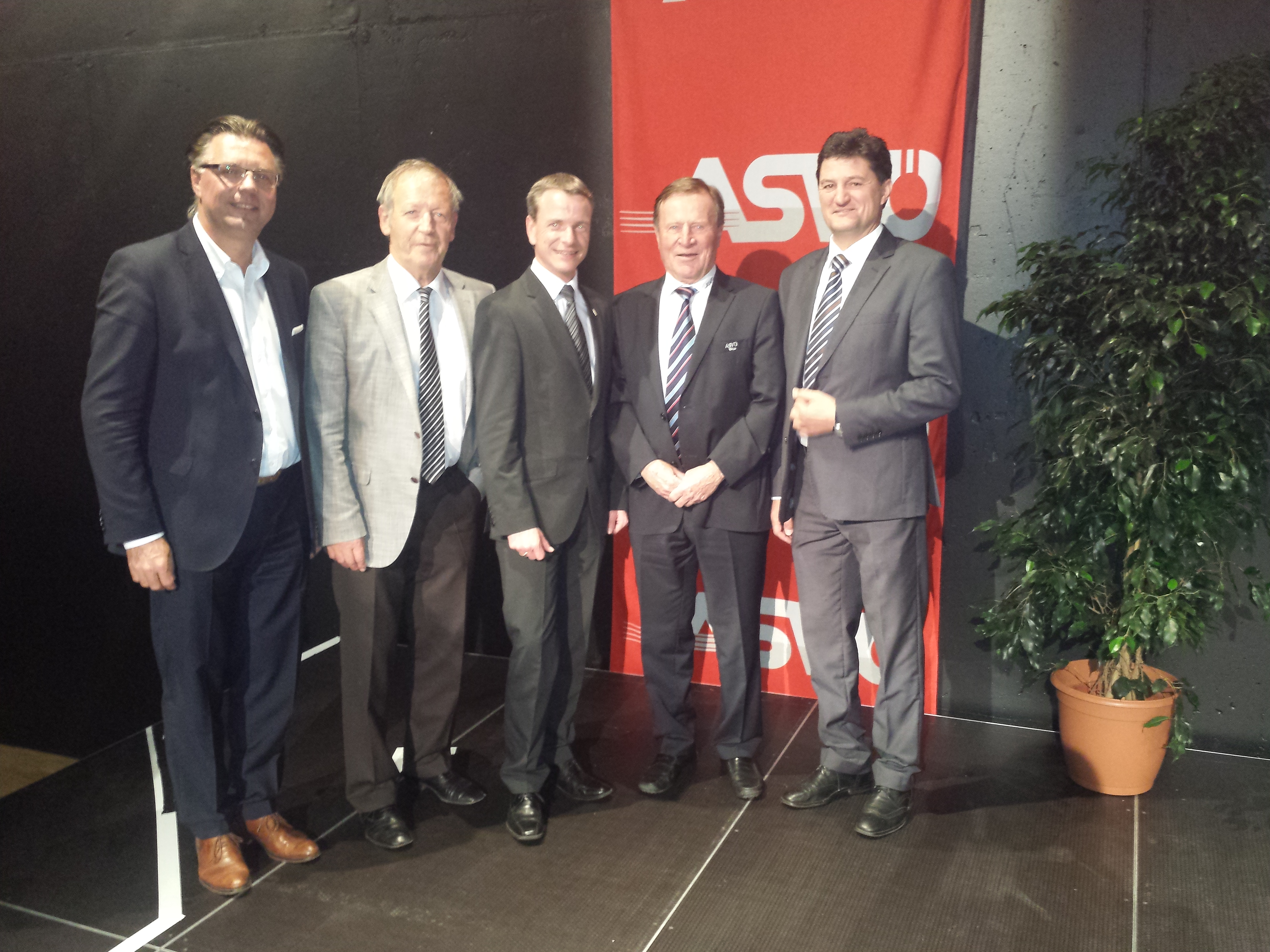 Beim 27. Landestag des ASVÖ Tirol, welcher der größte Landesverband des Allgemeinen Sportverbandes Österreichs (ASVÖ) ist, wurde Präsident Hansjörg  Mader wieder einstimmig gewählt. Über 1.000 Stimmberechtigte waren anwesend. Sportreferent und Vizebürgermeister Christoph Kaufmann überbrachte die Grußworte der Stadt Innsbruck und bedankte sich bei den Funktionären für ihr ehrenamtliches Engagement im Sinne des Sports. 
(v.l.): ASKÖ‎ Präsident Klaus Gasteiger, Union-Präsident Günther Mitterbauer, Vizebürgermeister Christoph Kaufmann, ASVÖ Präsident Hansjörg Mader und Leiter der Landessportabteilung Reinhard Eberl