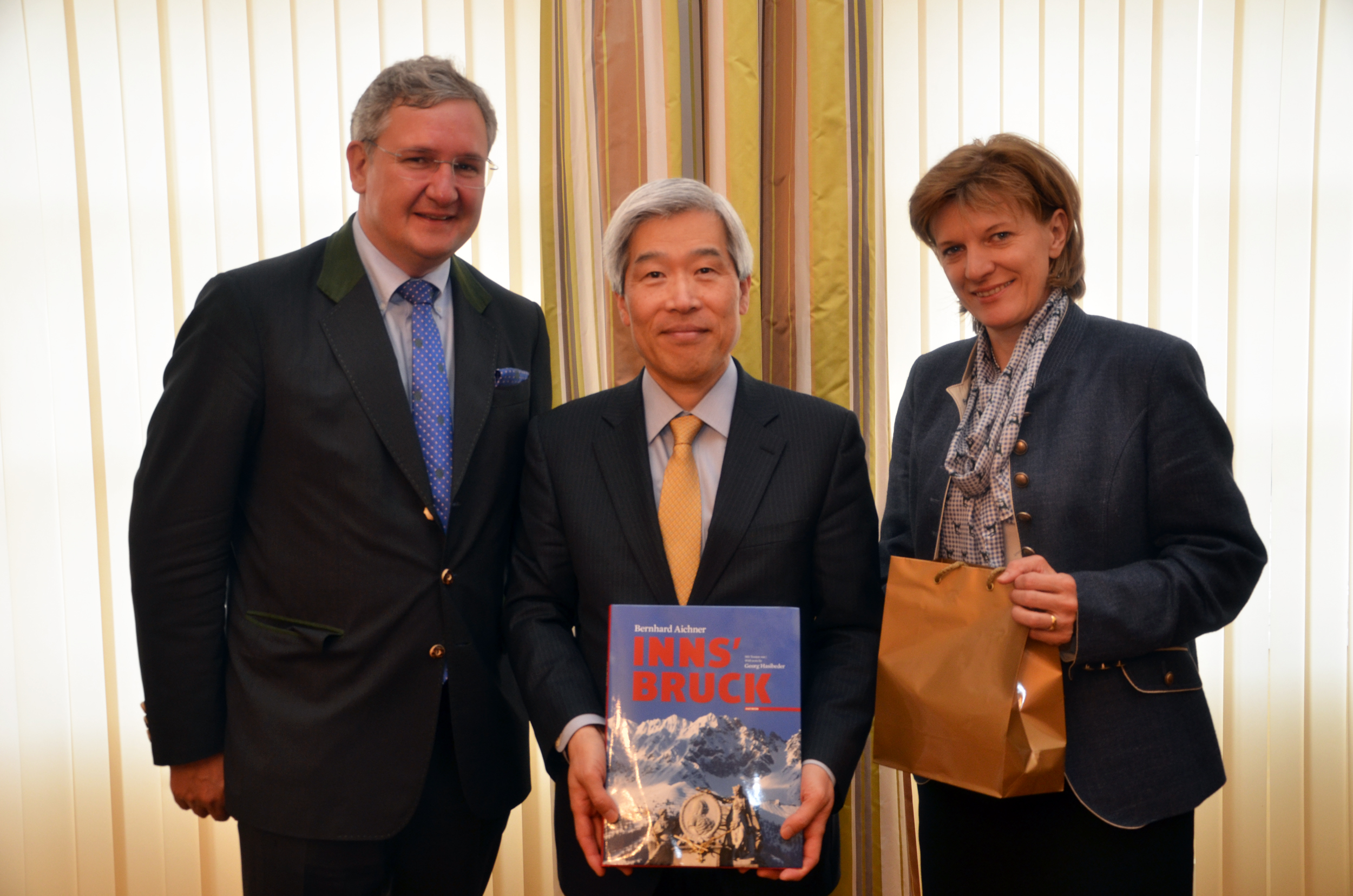 Der Südkoreanische Botschafter Song Young-wan (Mitte) war im April gemeinsam mit dem südkoreanischen Honorarkonsul Richard Hauser zu Gast in Innsbruck und stattete Bürgermeisterin Christine Oppitz-Plörer im Rathaus einen Besuch ab. Der Südkoreaner zeigte sich von der Tiroler Landeshauptstadt begeistert und hob die vielen Gemeinsamkeiten zwischen seinem Heimatland und Österreich hervor.