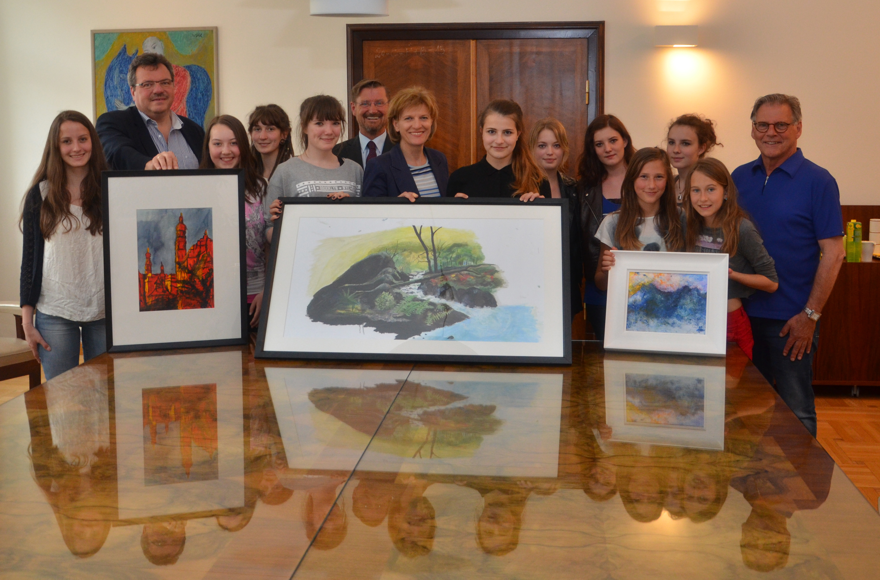 Rund 40 Bilder haben SchülerInnen des BG/BRG Sillgasse gemalt. Als Vorlagen für diese künstlerischen Arbeiten  haben Skizzen, Entwürfe und schon vollendete Bilder des verstorbenen Bischofs Reinhold Stecher gedient. Die erste öffentliche Präsentation der Bilder fand im Stadtsenatsitzungszimmer im Rathaus statt. Bürgermeisterin Christine Oppitz-Plörer zeigte sich begeistert von den Kunstwerken.