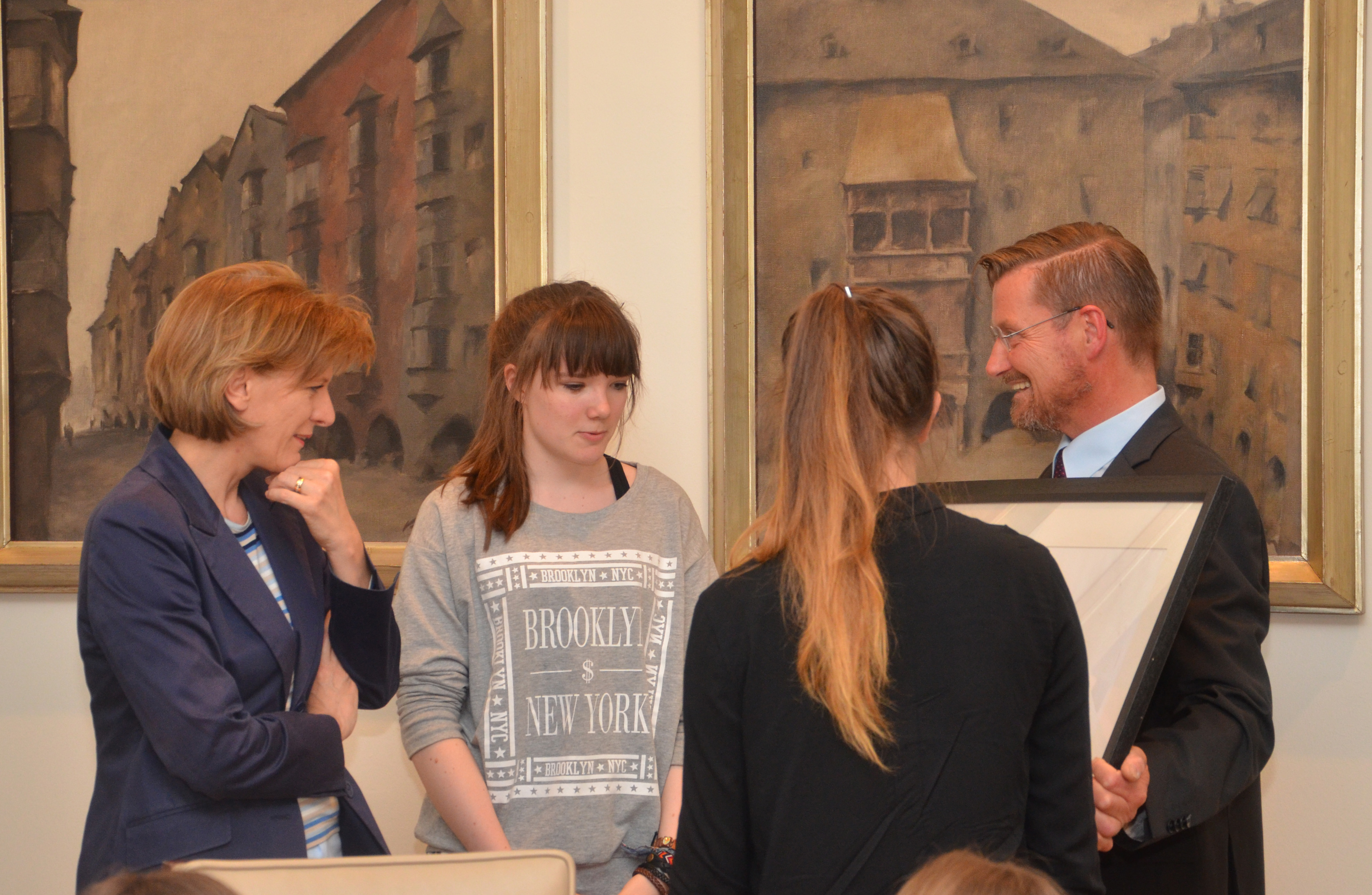 Rund 40 Bilder haben SchülerInnen des BG/BRG Sillgasse gemalt. Als Vorlagen für diese künstlerischen Arbeiten  haben Skizzen, Entwürfe und schon vollendete Bilder des verstorbenen Bischofs Reinhold Stecher gedient. Die erste öffentliche Präsentation der Bilder fand im Stadtsenatsitzungszimmer im Rathaus statt. Bürgermeisterin Christine Oppitz-Plörer zeigte sich begeistert von den Kunstwerken.