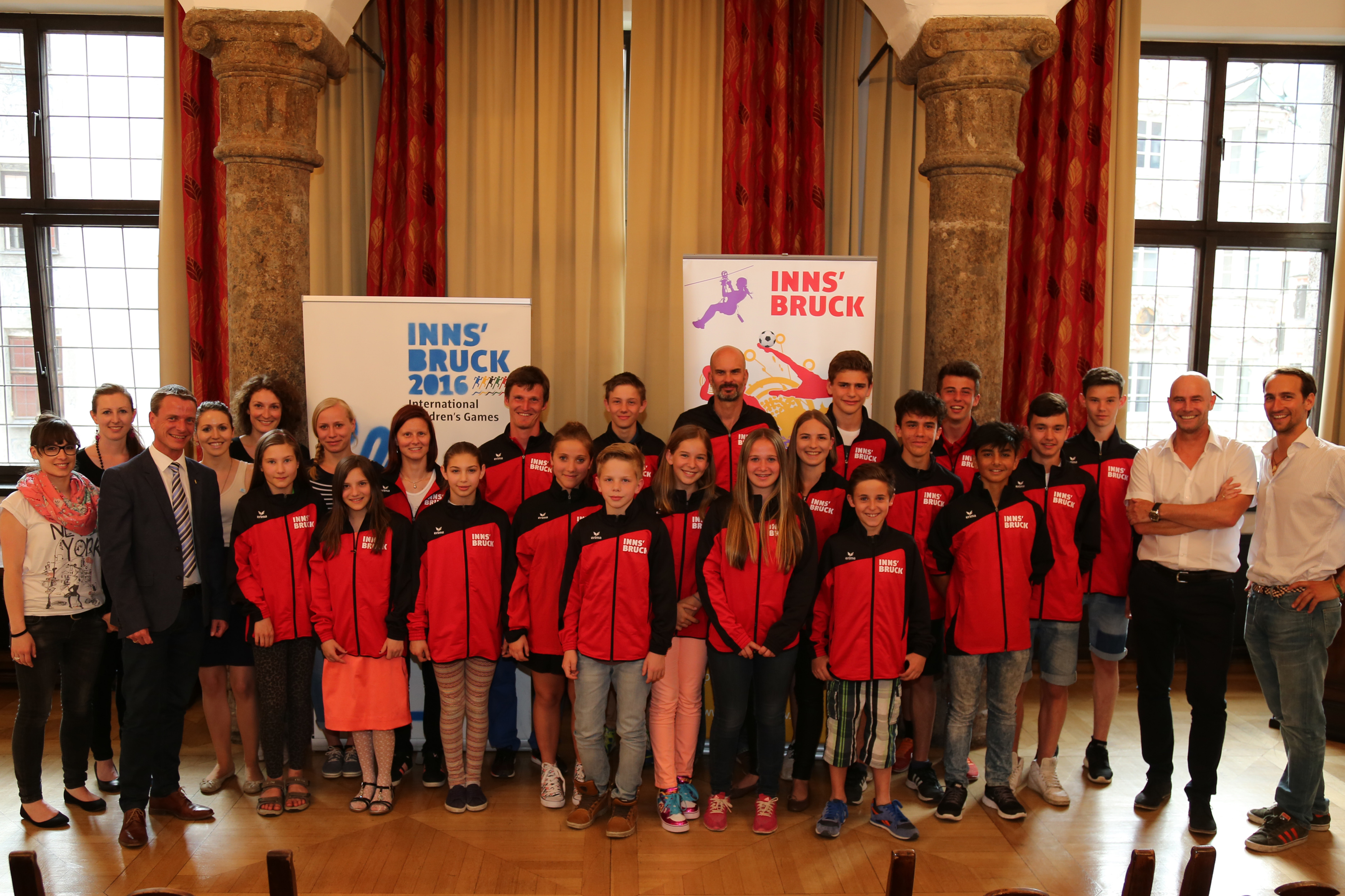 Die Teilnehmerinnen wurden zur feierlichen Übergabe ihrer Sportkleidung für die Teilnahme bei den International Children´s Games, die heuer in Holland stattfinden, in den Bürgersaal des historischen Rathauses eingeladen. Die SportlerInnen werden von den Sommerspielen die offizielle Fahne aus Holland mitbringen, da die nächsten Children´s Games im Jänner 2016 in Innsbruck stattfinden werden. Wir wünschen viel Erfolg den jungen AthletInnen!