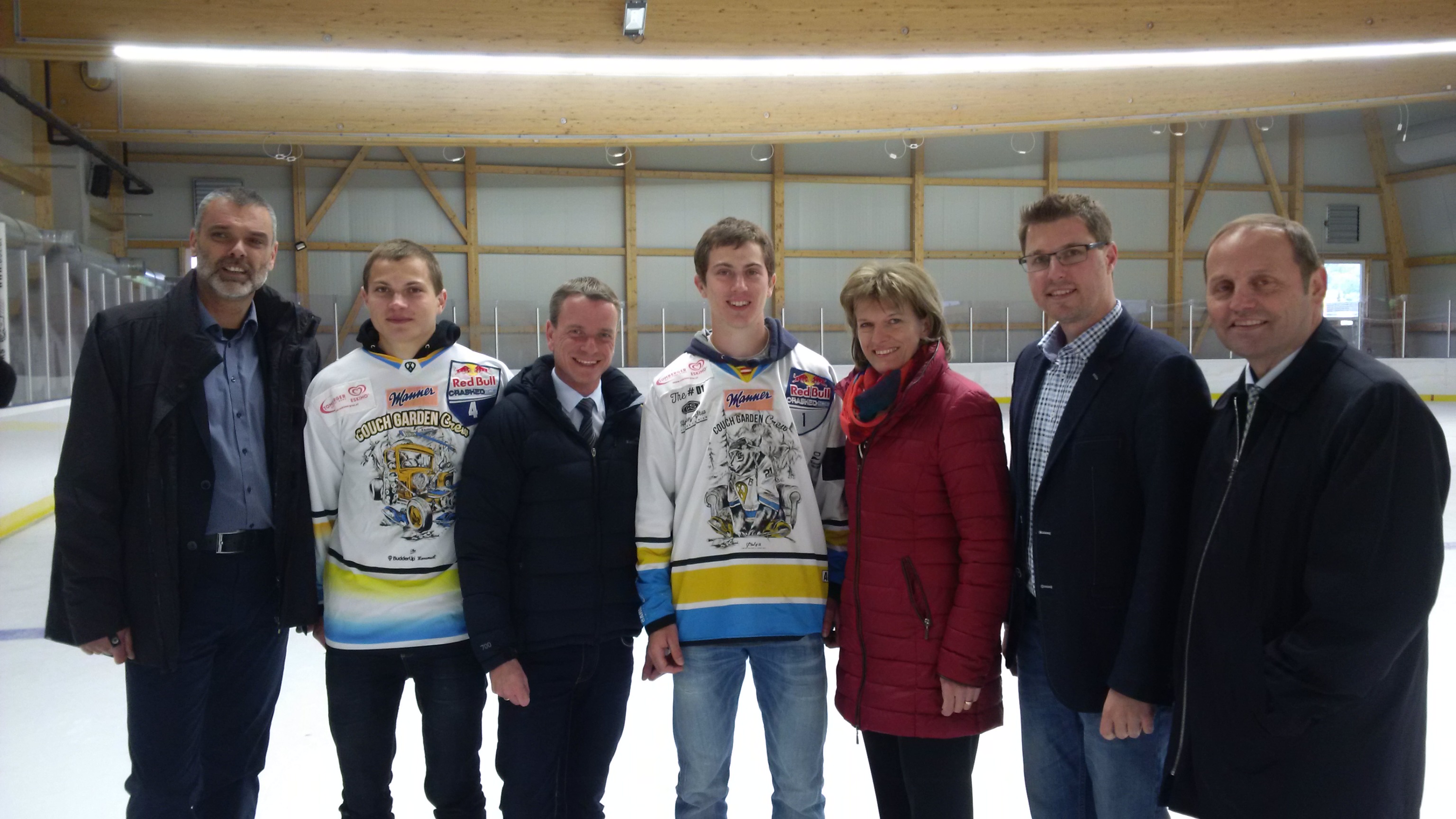 Bei der Eröffnung der Ice Sport Arena in Telfs, die als gemeindeübergreifendes Projekt auch den InnsbruckerInnen zur Verfügung steht (v.l. mit Sportlern der Eishockeymannschaft Telfs): Betreiber Dietmar Gruber, Vizebürgermeister Christoph Kaufmann, Bürgermeisterin Christine Oppitz-Plörer, Telfs´Bürgermeister Christian Härting und LH-Stv. Josef Geisler
