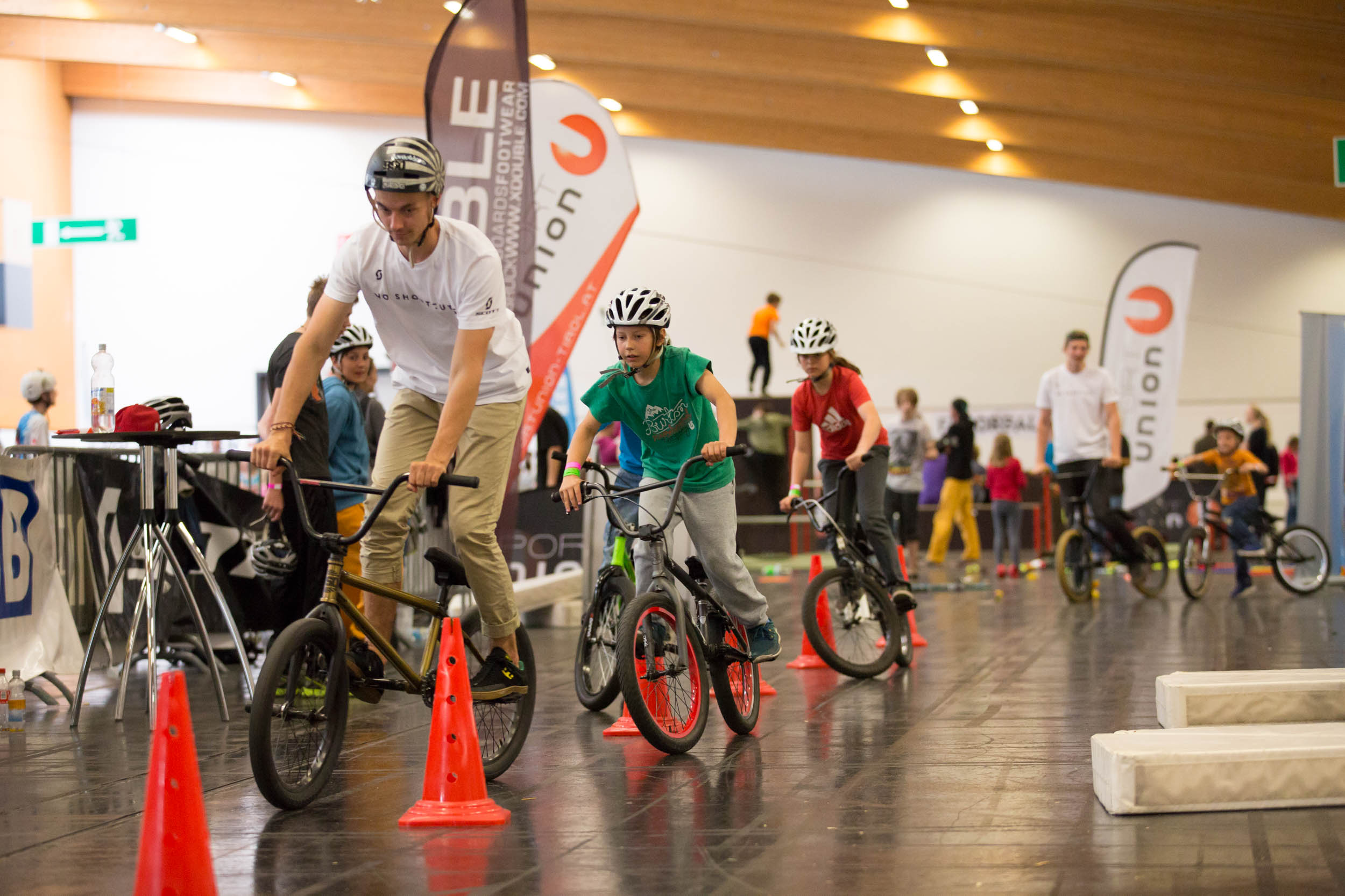 Freerunning, Airtrack, Longboarden, BMX, Slacklining, Floorball, Selbstverteigdigung für Mädchen, Hip Hop, Speedtennis und Skateboarden – dies sind nur einige der vielen Sportarten, die die Burschen und Mädls in die Messehalle D lockte. 
Am Freitag war die U Tour reserviert für 400 SchulerInnen aus dem Raum Innsbruck und Umgebung und Schauplatz eines besonderen Wettkampfes - der School Challenge – bei dem sich Zweierteams in vier Sportarten bei lautstarker Anfeuerung ihrer KlassenkammeradInnen messen konnten.
Am Samstag öffnete die U Tour dann für Jung und Alt – jede/r war willkommen. Bereits vor Eventbeginn fanden sich die ersten Jugendlichen vor der Halle ein und konnten es kaum erwarten, mit dem Flying Fox durch die Halle zu fliegen, über die Skate- und BMX-Rampen zu springen, sich im Go-Kart-Rennen zu „batteln“ oder auch den Adrenalin-Kick, bei einem Sprung in den AIR2BAG aus acht Meter Höhe, zu erleben. Ab Mittag wurde die Halle regelrecht gestürmt von trendsportbegeisterten Jugendlichen, die keine Zeit zum Verschnaufen hatten: zu vielfältig und zu spannend war das Angebot, das alle in Bewegung hielt.