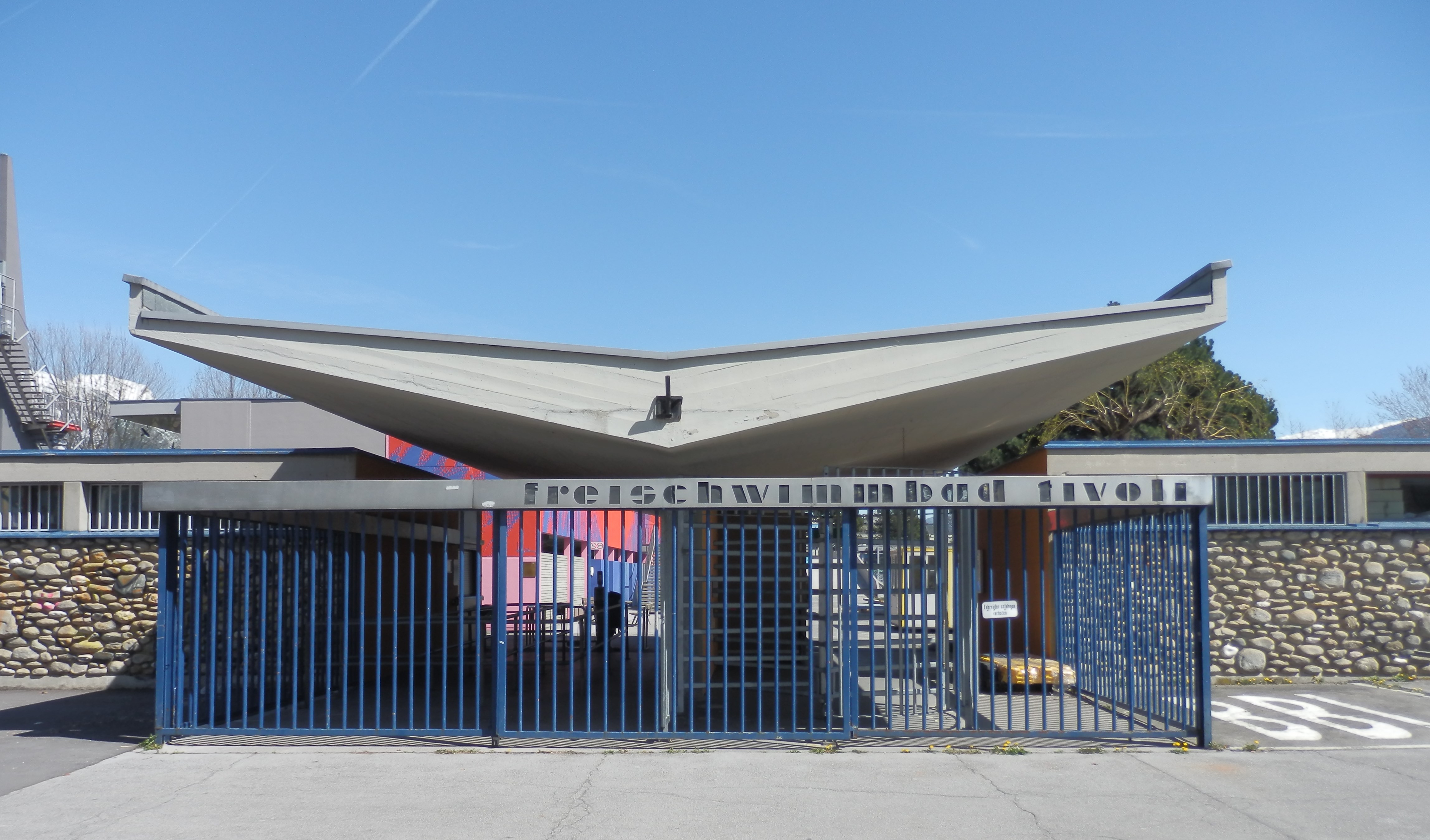 Der Haupteingang zum 1961 eröffneten Freischwimmbad Tivoli mit Schriftzug, der wie die gesamte Anlage künstlerisch gestaltet wurde.