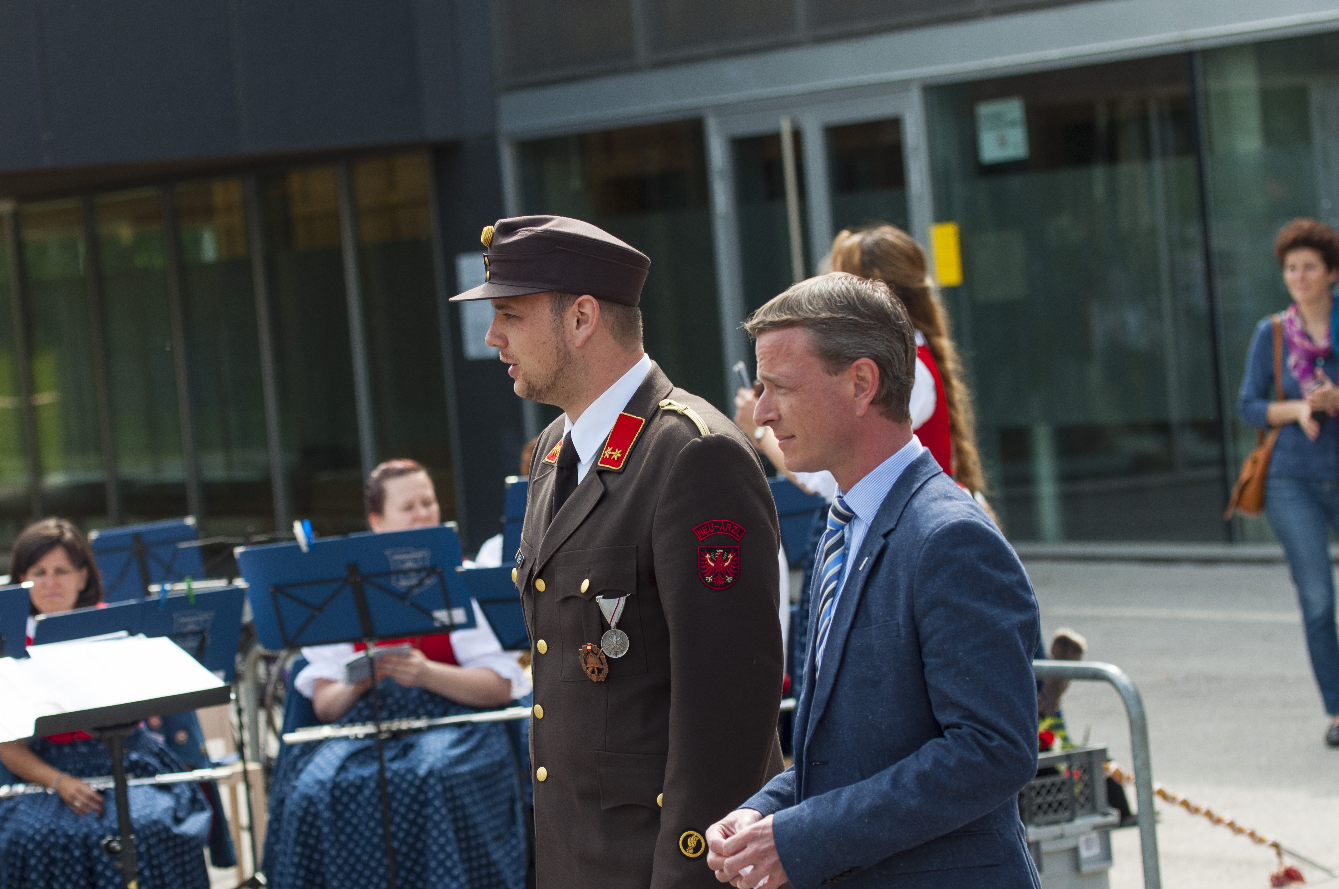 Beim Platzkonzert der Stadtmusikkapelle Neu-Arzt/Olympisches Dorf sorgten Ende Mai viele MusikantInnen für ein stimmungsvolles Ambiente am Luggerplatz. Vizebürgermeistert Christoph Kaufmann begrüßte alle Gäste herzlich.