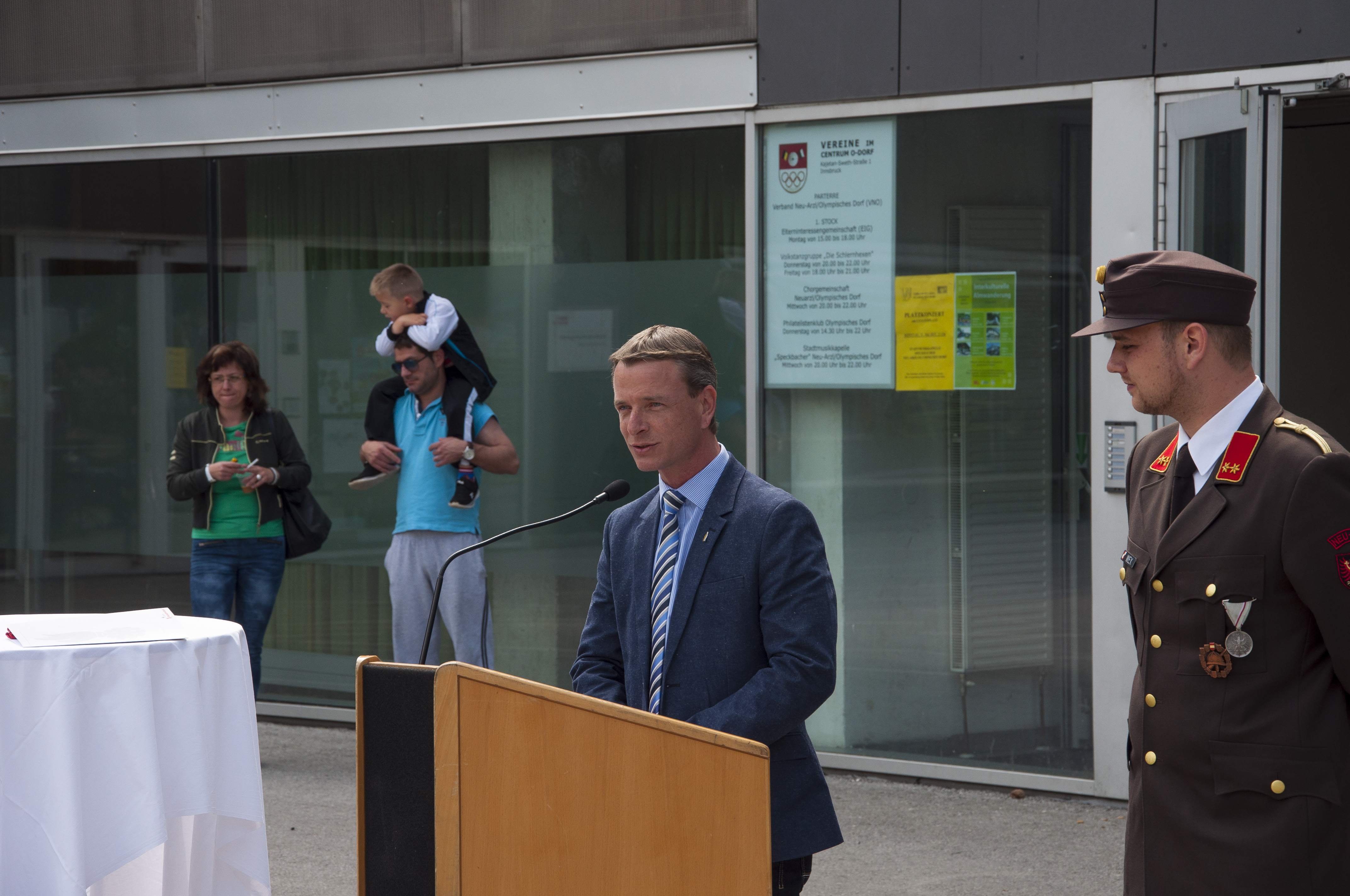 Beim Platzkonzert der Stadtmusikkapelle Neu-Arzt/Olympisches Dorf sorgten Ende Mai viele MusikantInnen für ein stimmungsvolles Ambiente am Luggerplatz. Vizebürgermeistert Christoph Kaufmann begrüßte alle Gäste herzlich.
