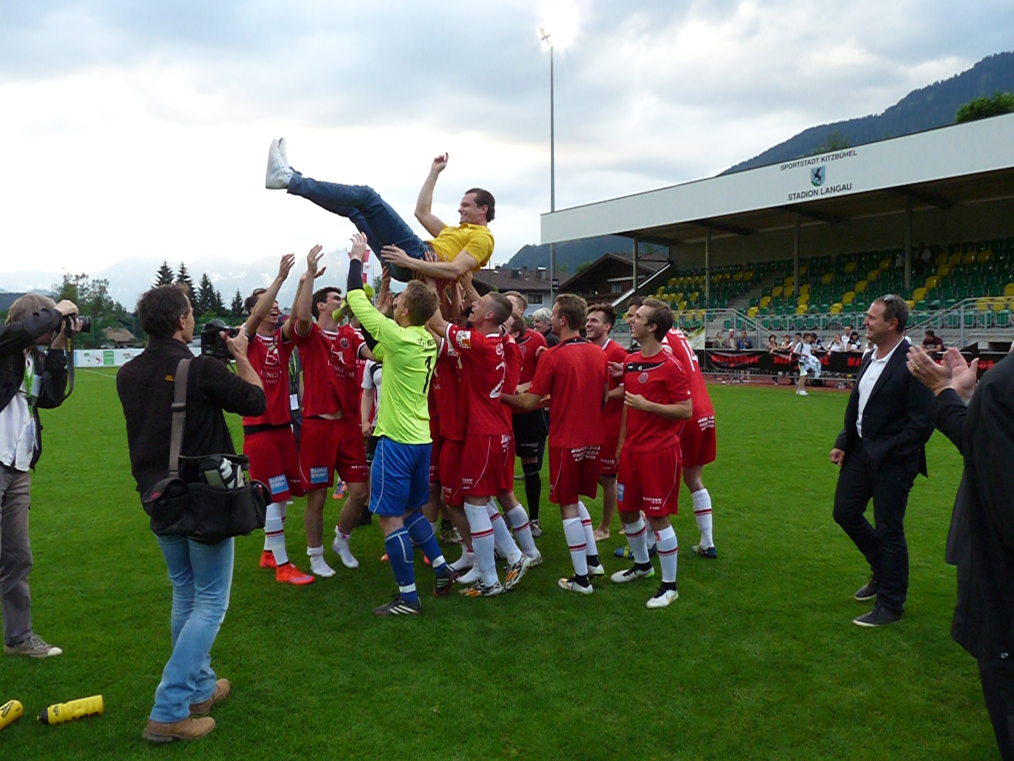 Vor fast 800 ZuseherInnen konnte der SVG Reichenau (Sportvereinigung Reichenau) das Finale des Kerschdorfer Tirol Cups am 03. Juni in Kitzbühel für sich entscheiden. Das Spiel sorgt für Nervenkitzel pur und so bezwang der SVG Reichenau den SVI (Sportverein Innsbruck) letztendlich im Elfmeterschießen (8:7). Auch Günther Mitterbauer (Sport Union-Präsident), Vizebürgermeister Christoph Kaufmann, Martin Kerschdorfer und Wacker-Präsident Josef Gunsch (v. l.) ließen sich das Sportspektakel nicht entgehen.