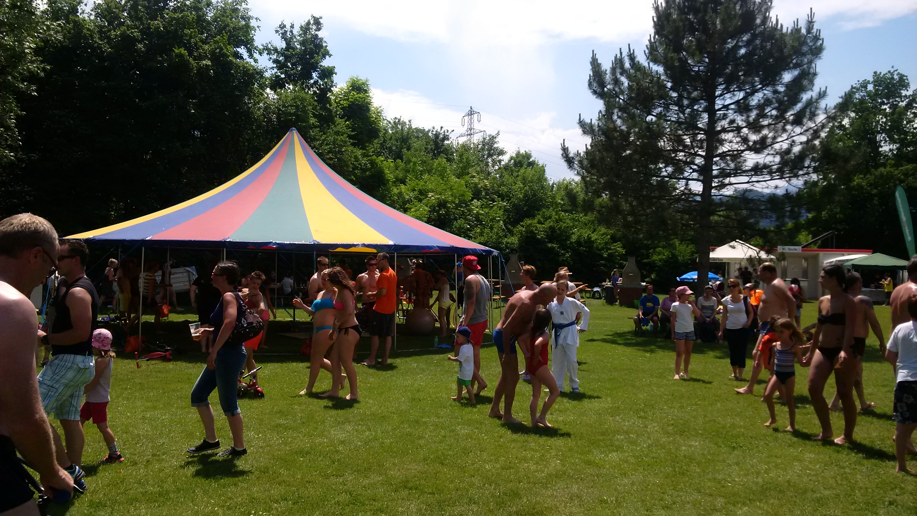 Ein Sporttag für jede Altersklasse fand am 06. Juni in Innsbruck Stadt: Für Kinder, Familien und SeniorInnen wurde beim Sommersporttag am Baggersee ein buntes Programm geboten, am Landhausplatz zeigten FreestylerInnen spektakuläre Stunts, viele junge Leute kamen und probierten selbst die unterschiedlichsten Trendsportarten aus. Am Abend begeisterte die deutsche Band "OK KID" die ZuschauerInnen. Vizebürgermeister Christoph Kaufmann stattete beiden Veranstaltungen einen Besuch ab.