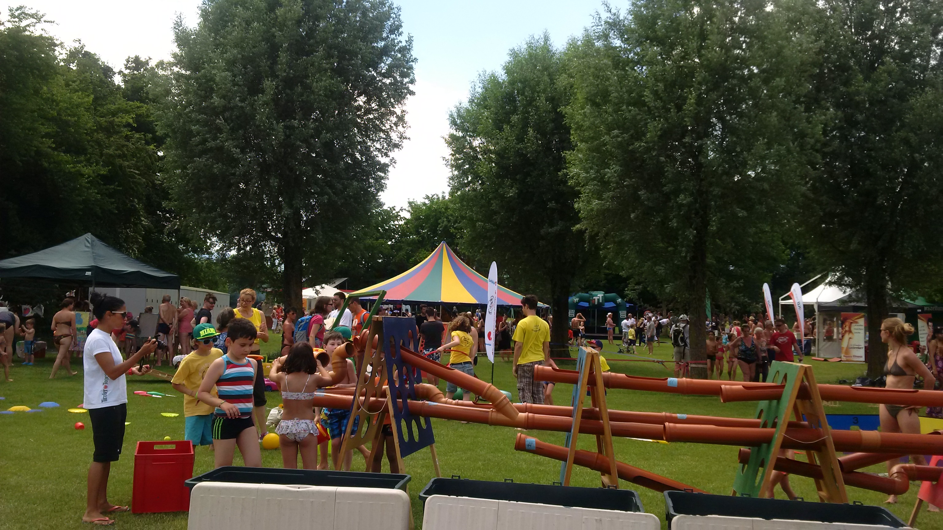 Ein Sporttag für jede Altersklasse fand am 06. Juni in Innsbruck Stadt: Für Kinder, Familien und SeniorInnen wurde beim Sommersporttag am Baggersee ein buntes Programm geboten, am Landhausplatz zeigten FreestylerInnen spektakuläre Stunts, viele junge Leute kamen und probierten selbst die unterschiedlichsten Trendsportarten aus. Am Abend begeisterte die deutsche Band "OK KID" die ZuschauerInnen. Vizebürgermeister Christoph Kaufmann stattete beiden Veranstaltungen einen Besuch ab.